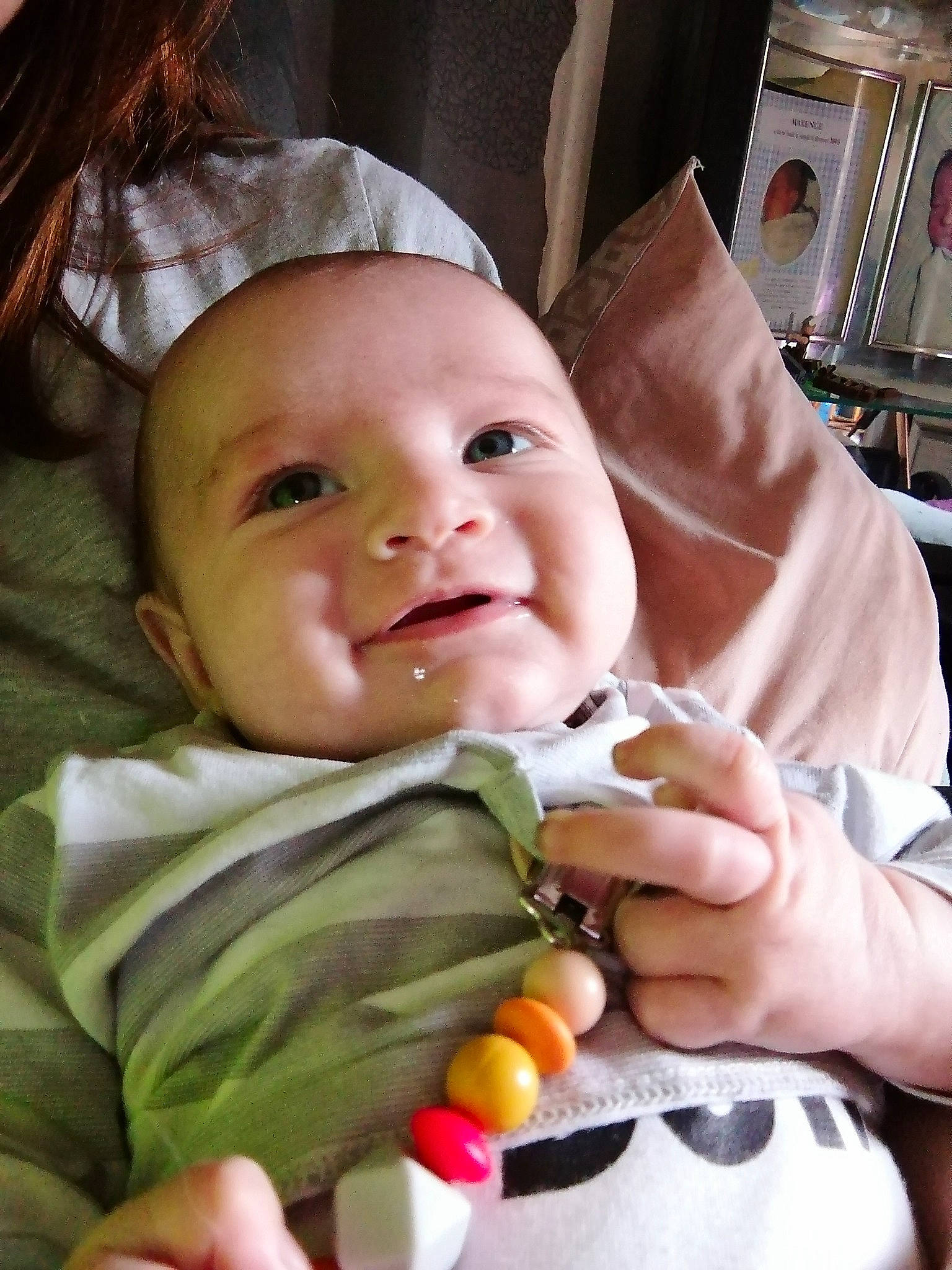 Diego a rejoint le concours — aidez-le/la à gagner de superbes lots ! baby, baby_toddler_clothing, cheek, child, chin, eye, eyebrow, finger, fun, gesture, happy, head, iris, lip, mouth, nose, person, skin, smile, thumb