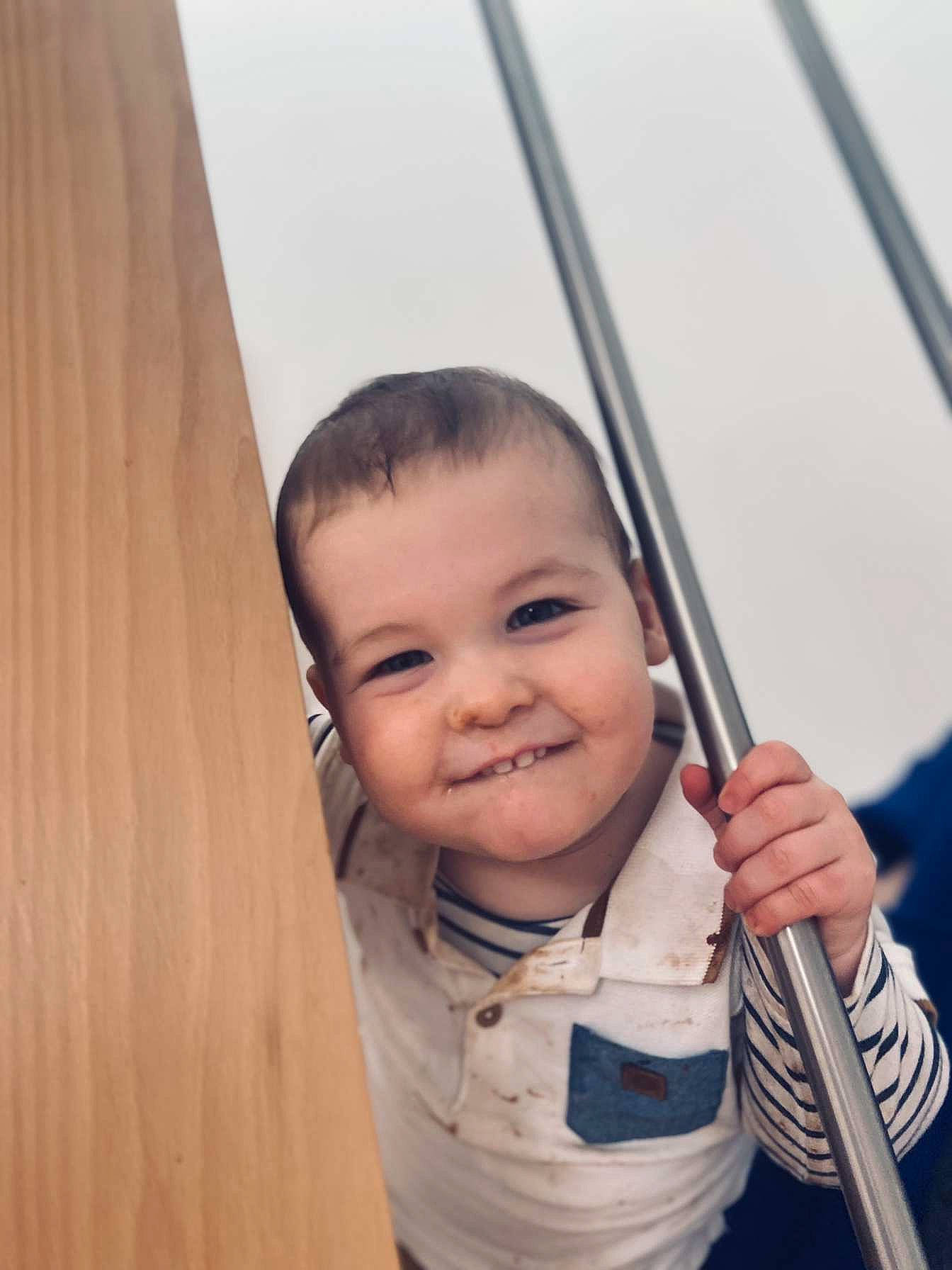 Loëvann a rejoint le concours — aidez-le/la à gagner de superbes lots ! baby, child, fun, gesture, happy, joy, leisure, outdoor_play_equipment, person, portrait_photography, recreation, sitting, smile, swing, thumb, toddler, vacation, wood