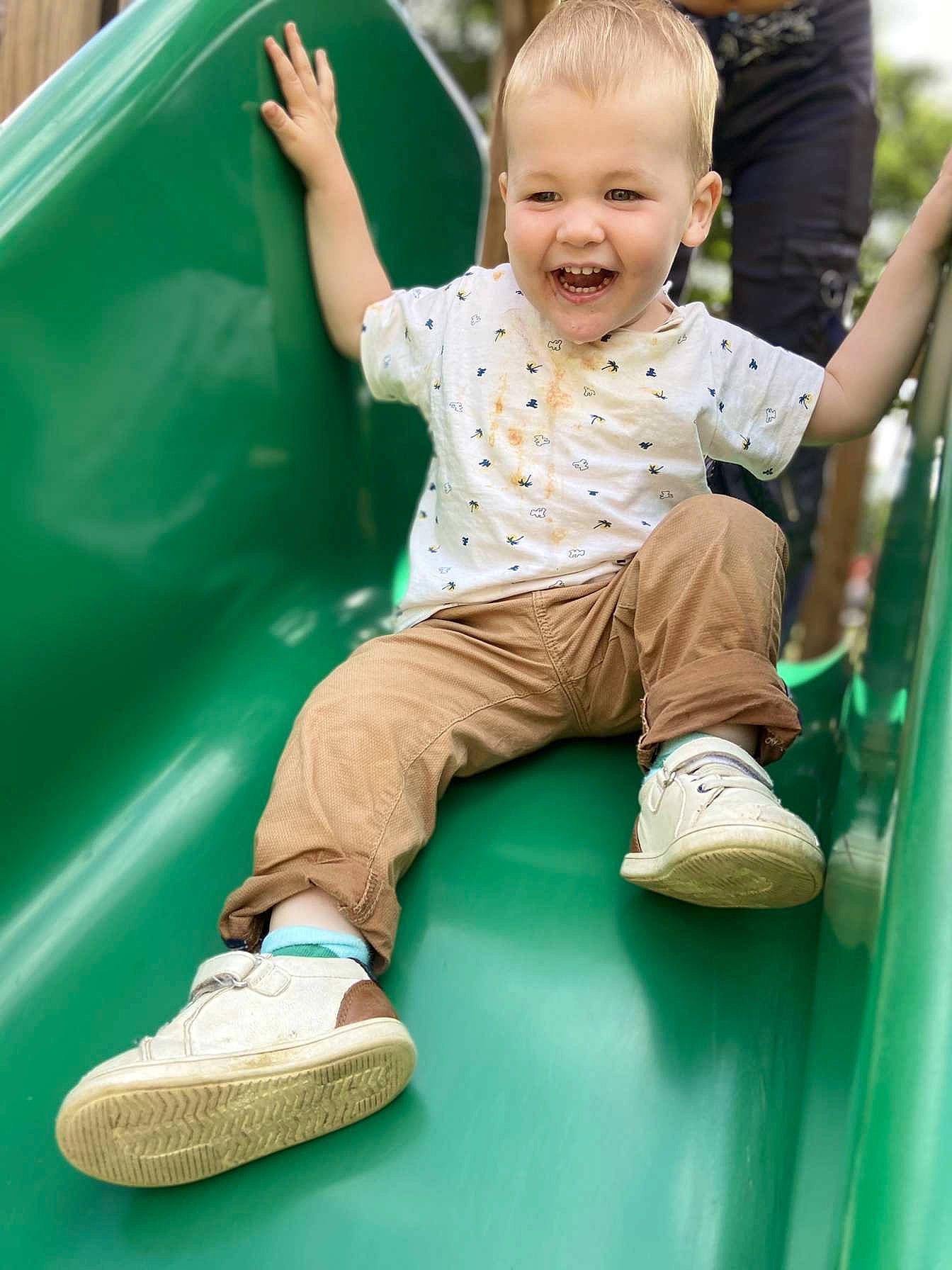 Loëvann participe au concours pour gagner de l'argent avec cette photo : baby, baby_toddler_clothing, child, footwear, fun, grass, green, happy, joy, knee, leisure, outdoor_play_equipment, person, playground, recreation, shoe, shorts, sleeve, smile, sneakers