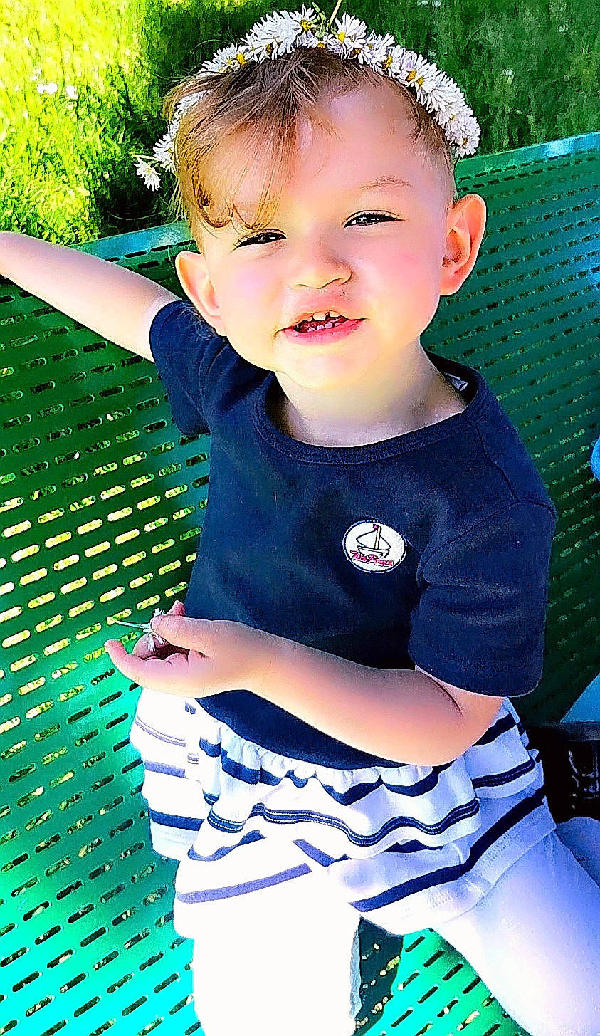 Jade participe au concours pour gagner de l'argent avec cette photo : baby_toddler_clothing, blue, cool, facial_expression, flash_photography, fun, grass, green, hairstyle, happy, leisure, light, people_in_nature, person, photograph, plant, sleeve, smile, summer, t_shirt