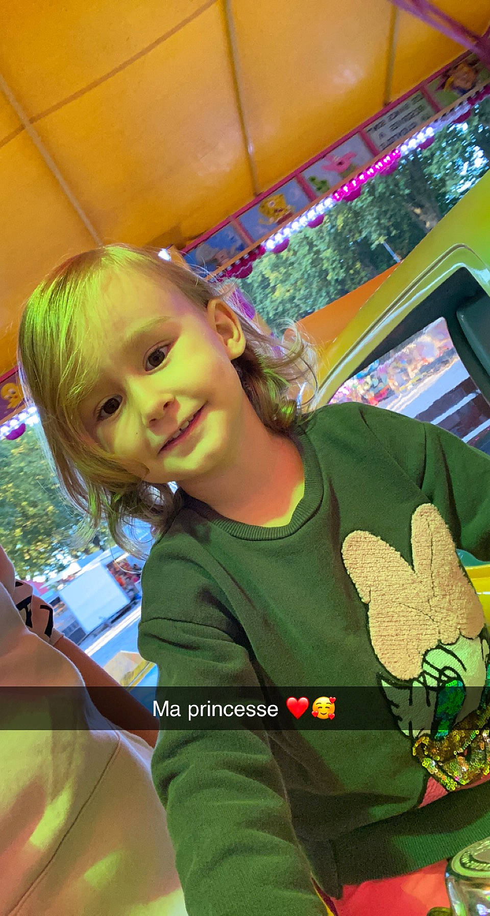 Héloïse a rejoint le concours — aidez-le/la à gagner de superbes lots ! arcade_game, bangs, child, fun, grass, happy, joy, laugh, leisure, person, play, recreation, room, sitting, sleeve, smile, t_shirt, toddler