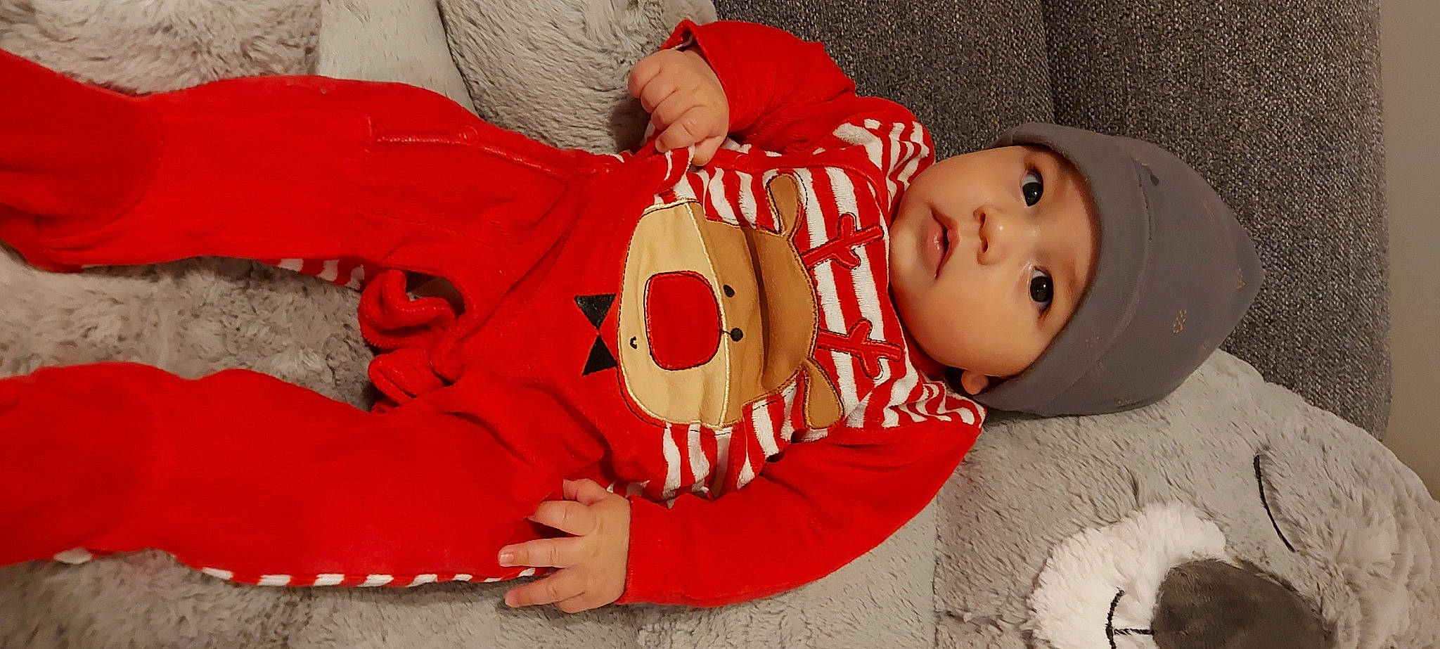 Alex participe au concours pour gagner de l'argent avec cette photo : baby, baby_products, baby_toddler_clothing, carmine, cheek, child, comfort, fur, headwear, linens, pattern, person, room, sitting, sleeve, textile, toddler