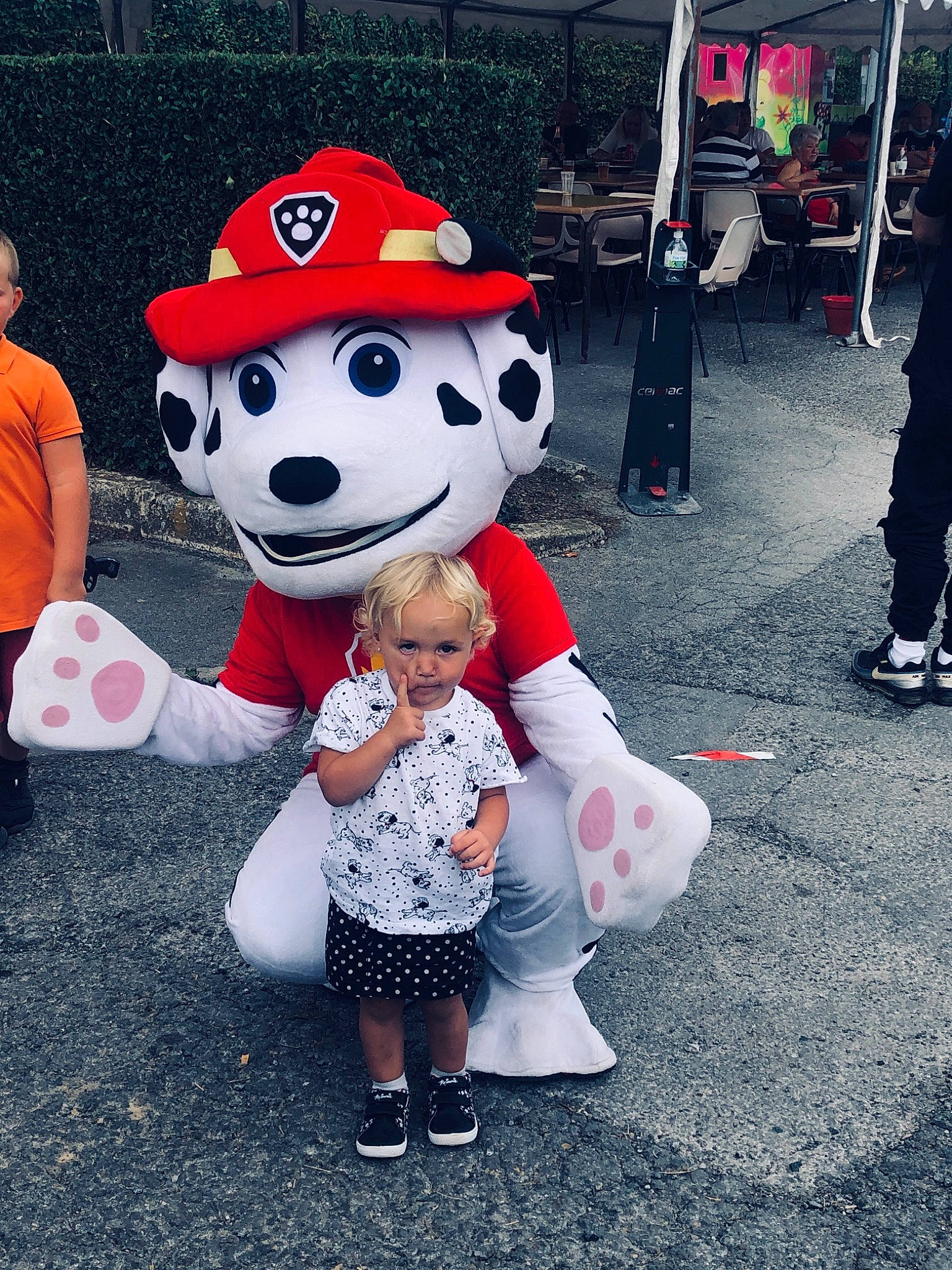 Maelys participe au concours pour gagner de l'argent avec cette photo : carmine, child, clothing, costume, costume_hat, event, fictional_character, footwear, fun, fur, happy, hat, mammal, mascot, party_supply, person, recreation, shoe, sneakers, street_fashion