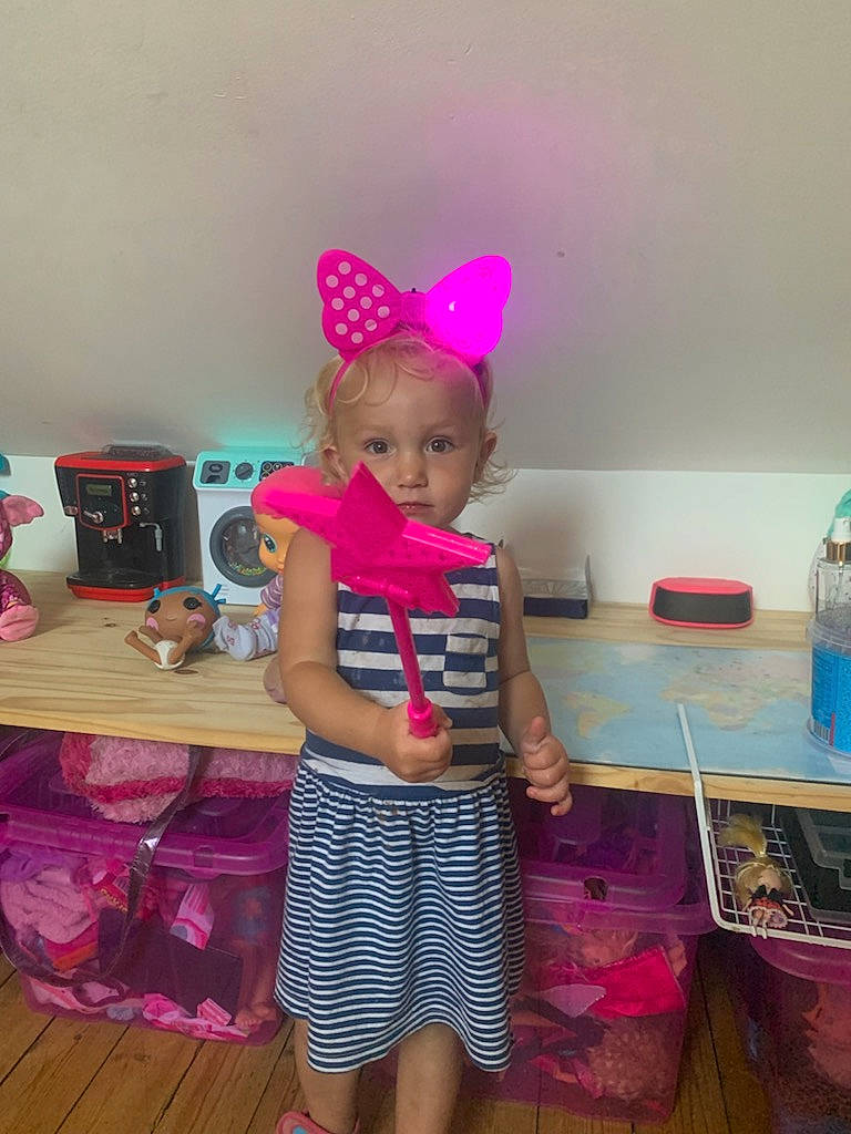 Maelys a rejoint le concours — aidez-le/la à gagner de superbes lots ! cap, child, desk, fashion_accessory, flooring, fun, hat, magenta, party_hat, party_supply, pattern, person, pink, purple, room, sandal, shorts, t_shirt, table, textile