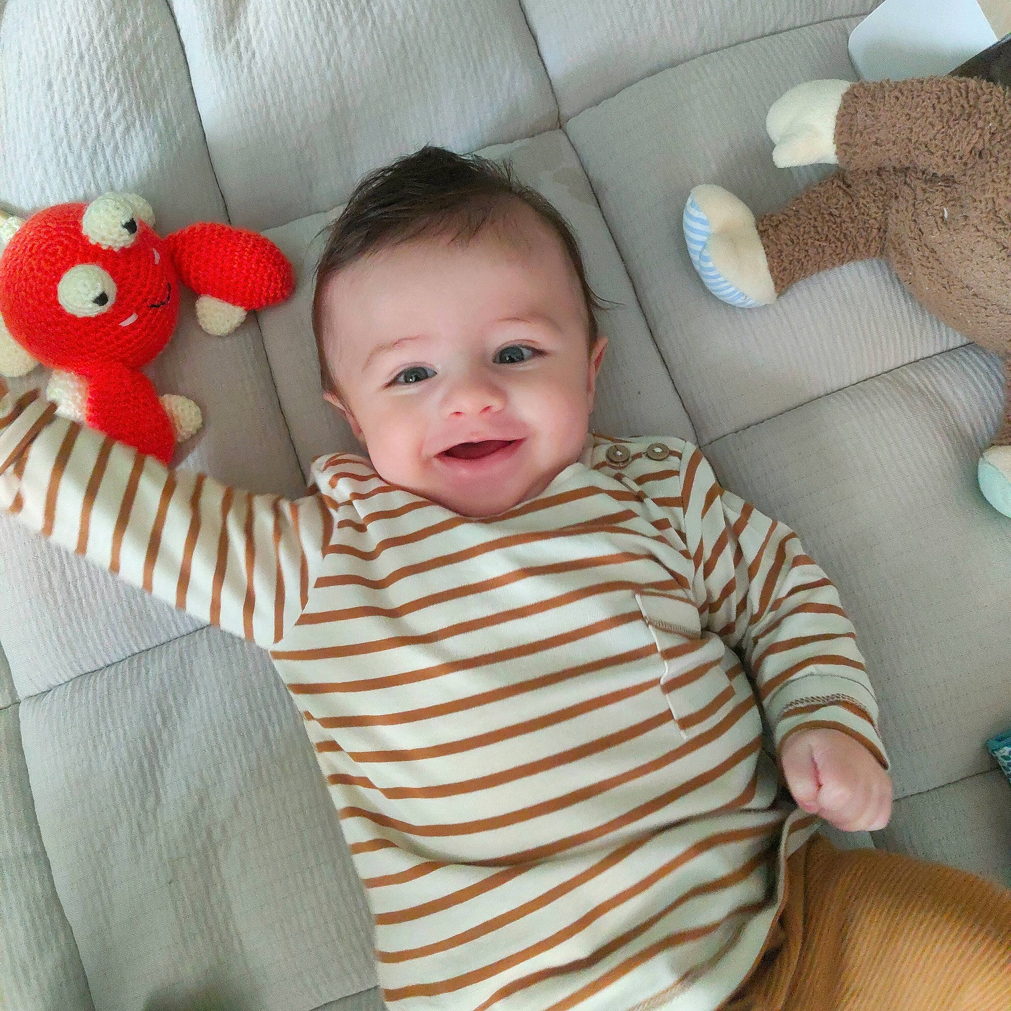 Basile a rejoint le concours — aidez-le/la à gagner de superbes lots ! baby, baby_products, baby_toddler_clothing, cheek, child, comfort, eye, face, head, linens, mammal, pattern, person, product, skin, sleeve, smile, toddler, vertebrate, white