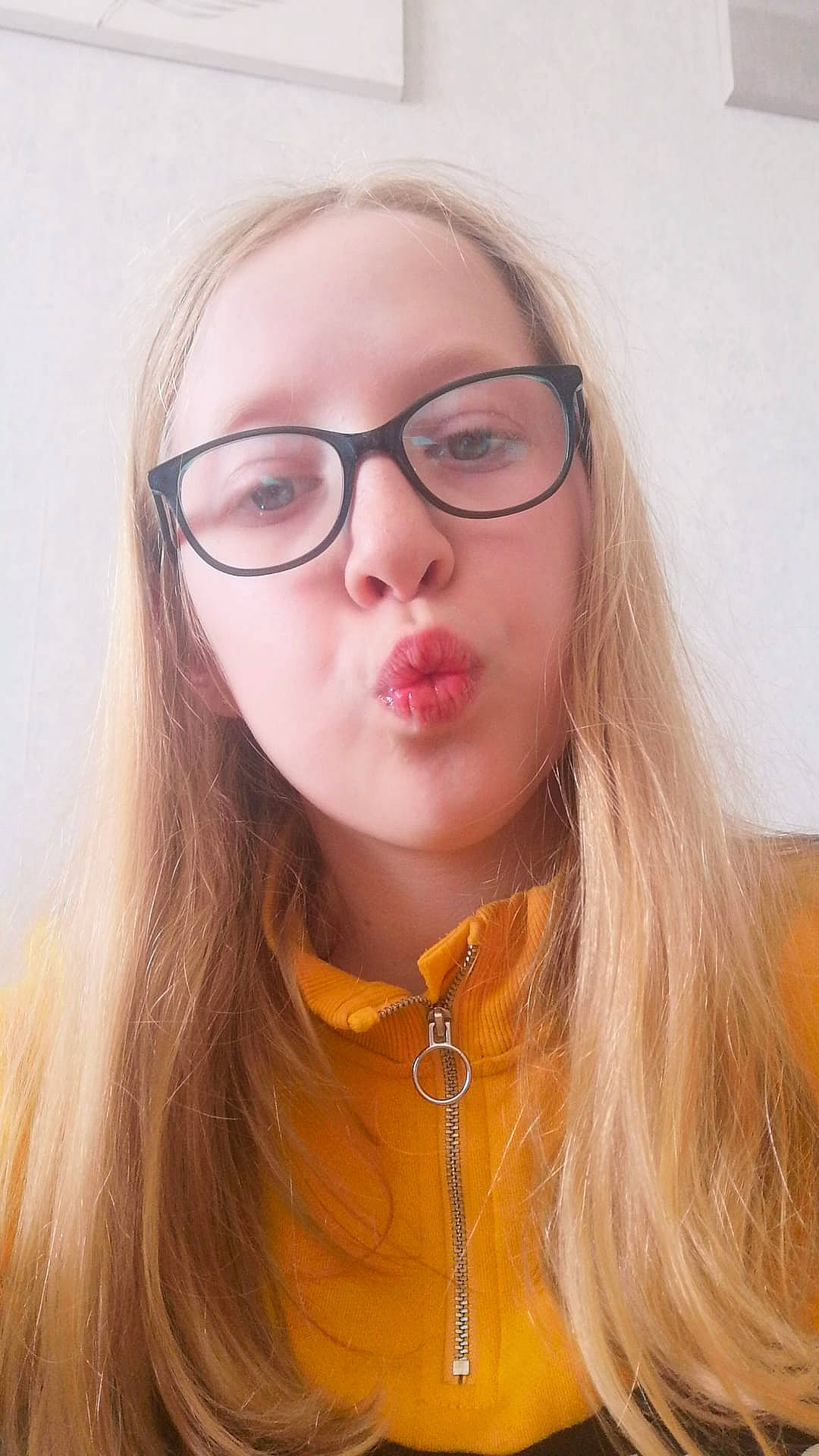 Melina participe au concours pour gagner de l'argent avec cette photo : cheek, cool, ear, eyebrow, eyelash, eyewear, forehead, gesture, glasses, happy, jaw, lip, mouth, neck, nose, organ, outerwear, person, shoulder, skin