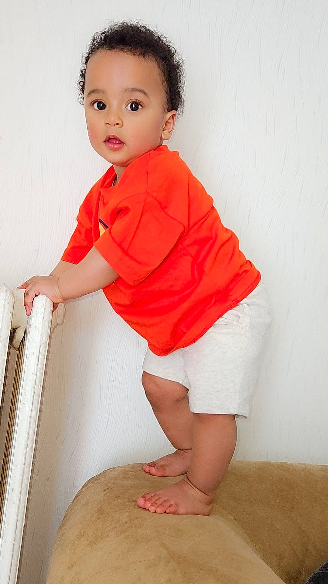 Erhan a rejoint le concours — aidez-le/la à gagner de superbes lots ! arm, baby_toddler_clothing, child, elbow, facial_expression, finger, hairstyle, human_body, human_leg, joint, knee, neck, person, shorts, shoulder, skin, sleeve, surprise, t_shirt, thigh