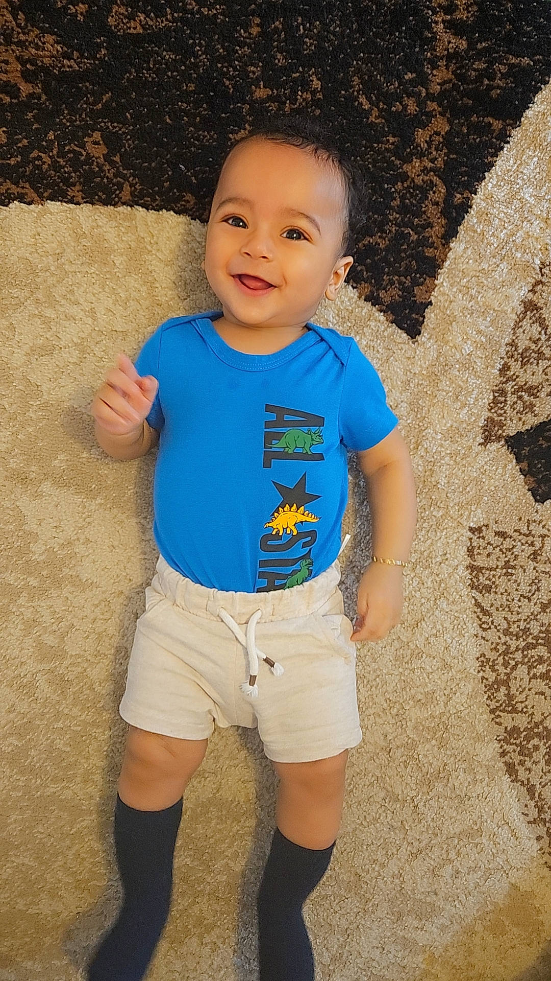 Erhan participe au concours pour gagner de l'argent avec cette photo : baby, baby_toddler_clothing, cool, eye, face, finger, grass, happy, human, joy, outerwear, people_in_nature, person, shorts, skin, sleeve, smile, standing, t_shirt, thigh