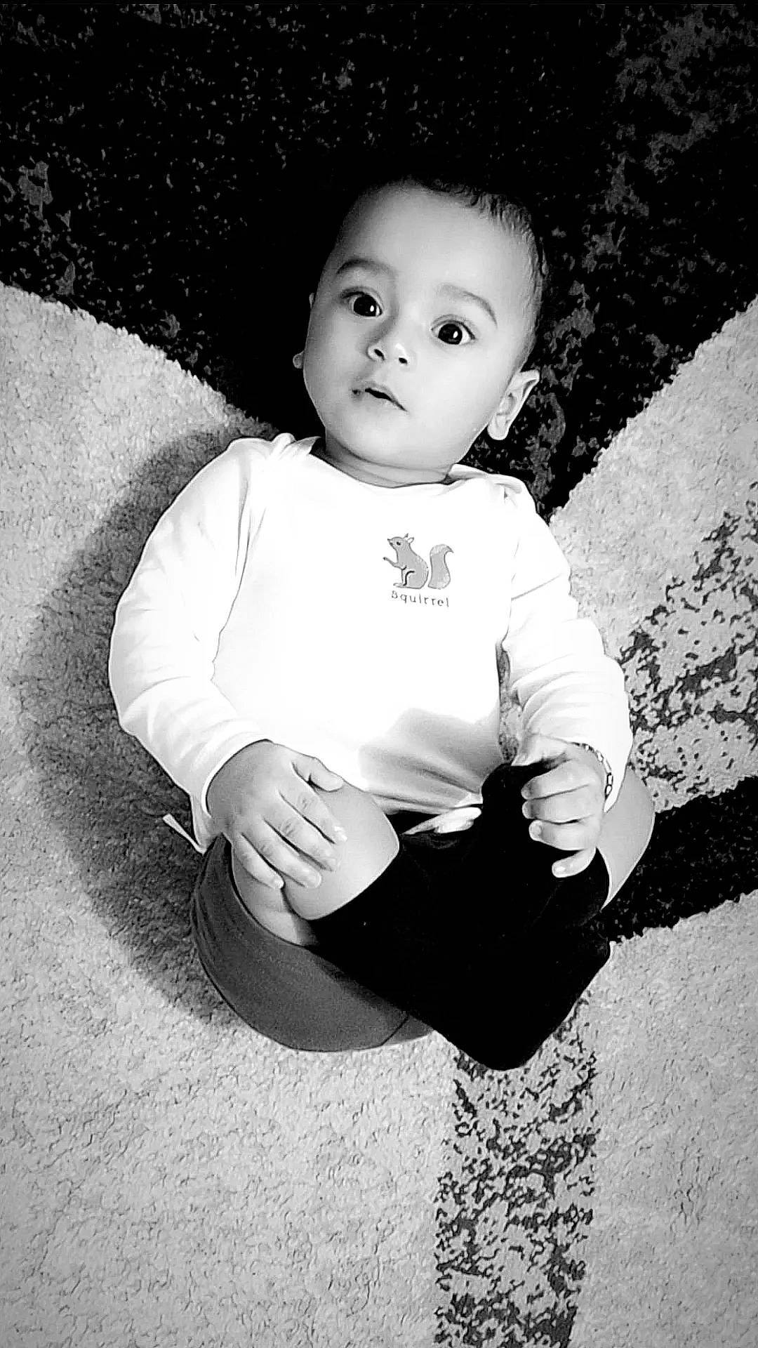 Erhan a rejoint le concours — aidez-le/la à gagner de superbes lots ! arm, black, black_and_white, cool, eye, facial_expression, flash_photography, gesture, grass, hairstyle, hand, happy, lip, monochrome, organ, people_in_nature, person, sleeve, standing, style