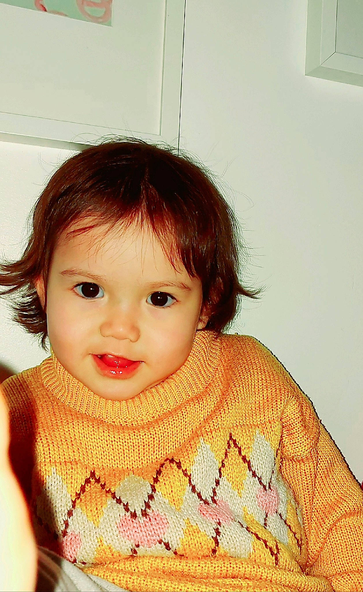 Kawssar a rejoint le concours — aidez-le/la à gagner de superbes lots ! baby, baby_toddler_clothing, bangs, brown_hair, cheek, chin, dress, eye, eyebrow, eyelash, forehead, happy, iris, joy, lip, mouth, neck, nose, person, skin