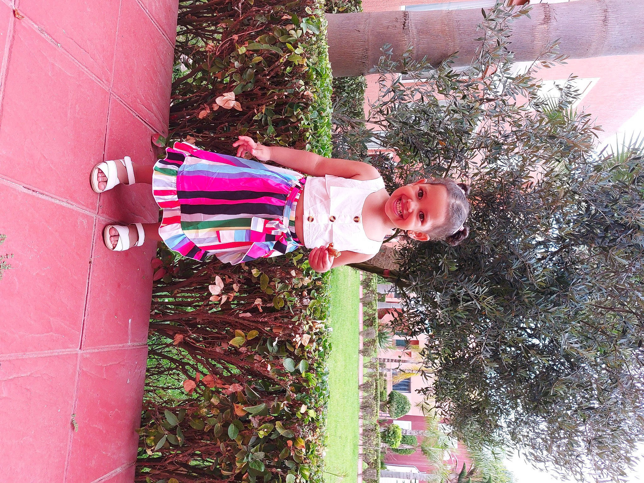 Assia a rejoint le concours — aidez-le/la à gagner de superbes lots ! carmine, child, flower, fun, garden, grass, green, happy, joy, leisure, magenta, people_in_nature, person, pink, plant, shrub, smile, toddler, tree