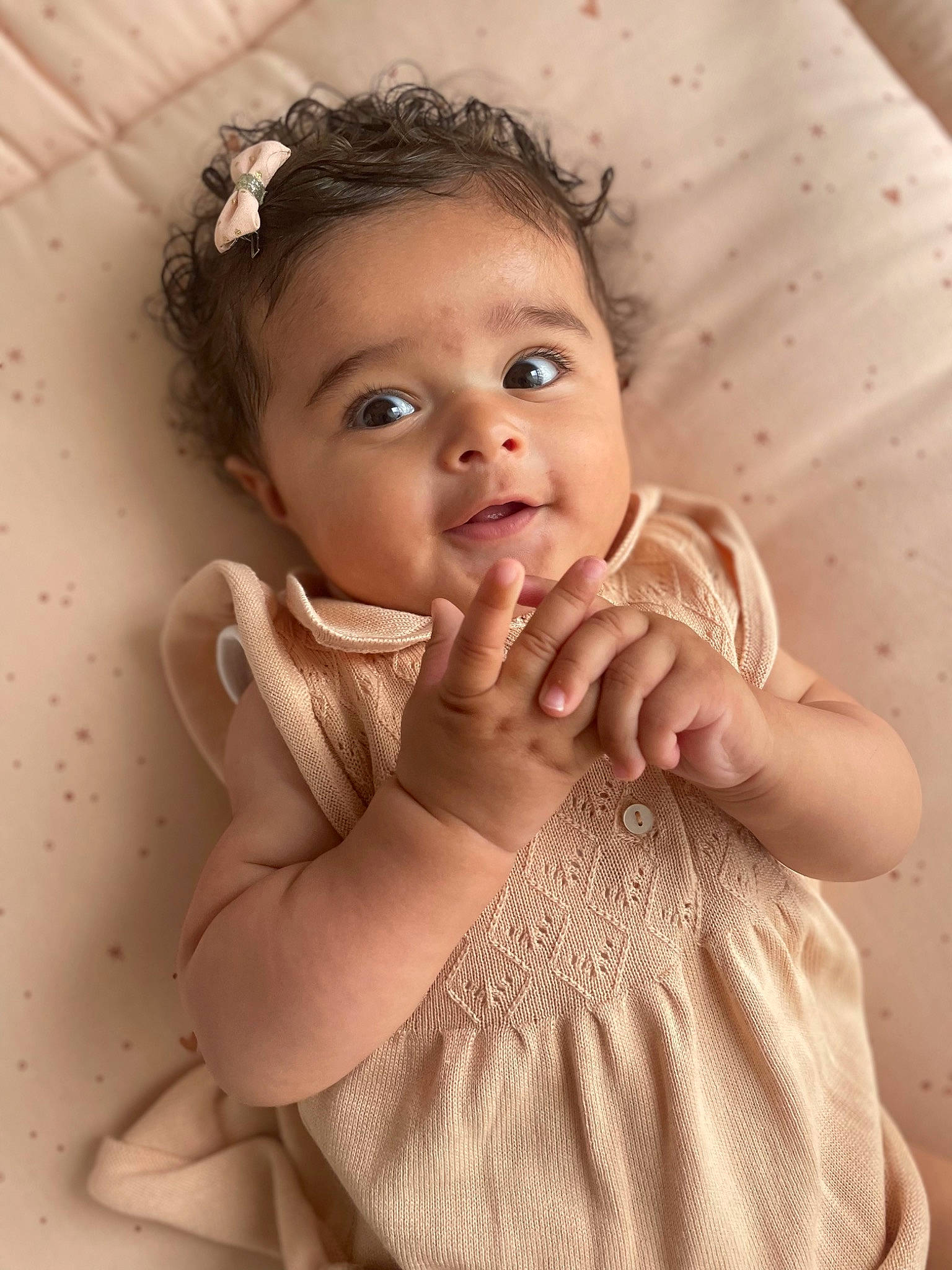 Maria a rejoint le concours — aidez-le/la à gagner de superbes lots ! arm, cheek, chin, eye, eyebrow, eyelash, face, flash_photography, hair, head, human_body, iris, lip, mouth, neck, nose, person, shoulder, skin, sleeve