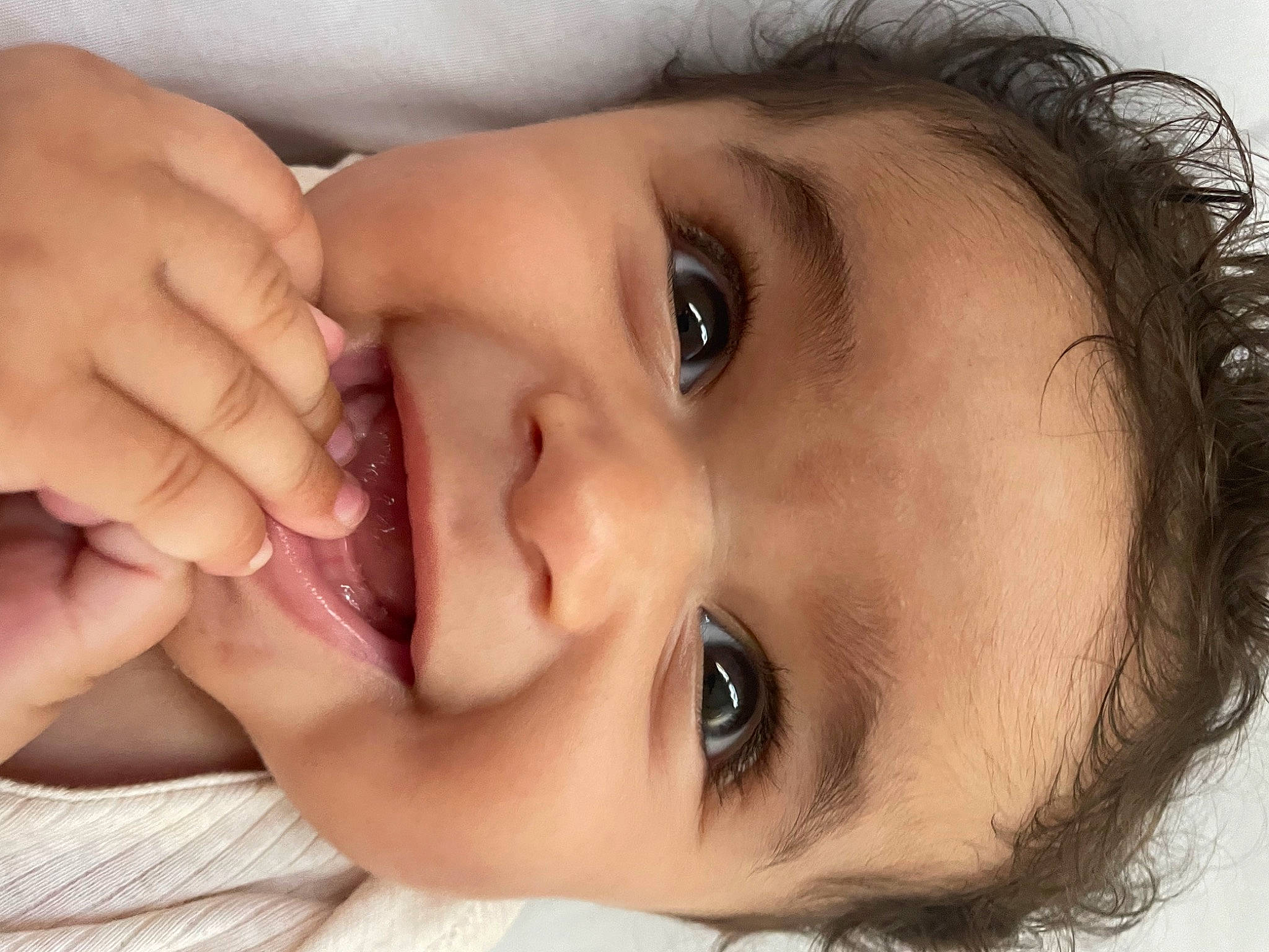 Maria a rejoint le concours — aidez-le/la à gagner de superbes lots ! cheek, chin, ear, eye, eyebrow, eyelash, face, forehead, hand, happy, human_body, jaw, lip, mammal, mouth, neck, nose, organ, person, skin