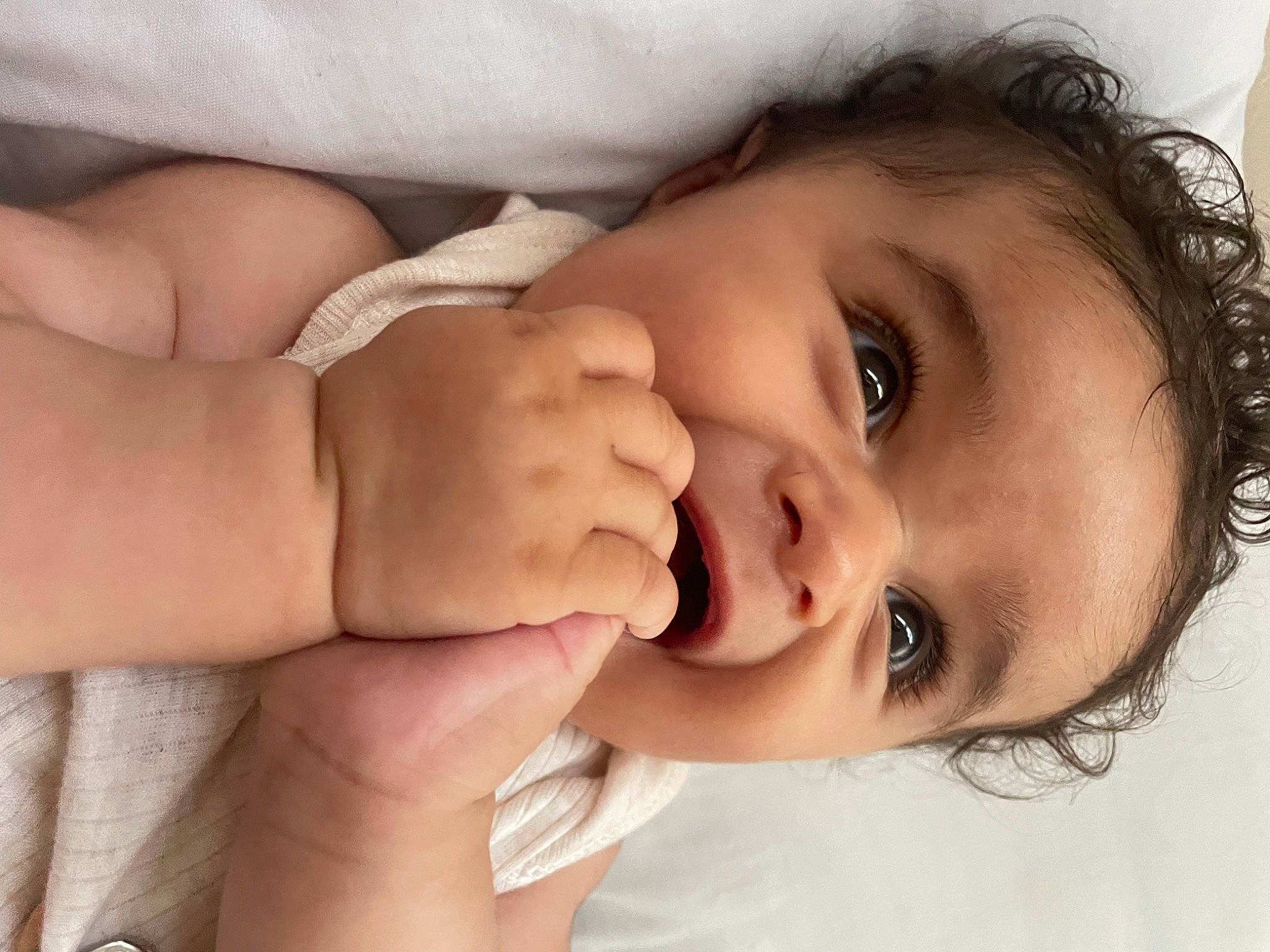 Maria a rejoint le concours — aidez-le/la à gagner de superbes lots ! cheek, chin, ear, eye, eyebrow, eyelash, face, flash_photography, hand, happy, human_body, jaw, lip, mouth, neck, nose, person, shoulder, skin, smile