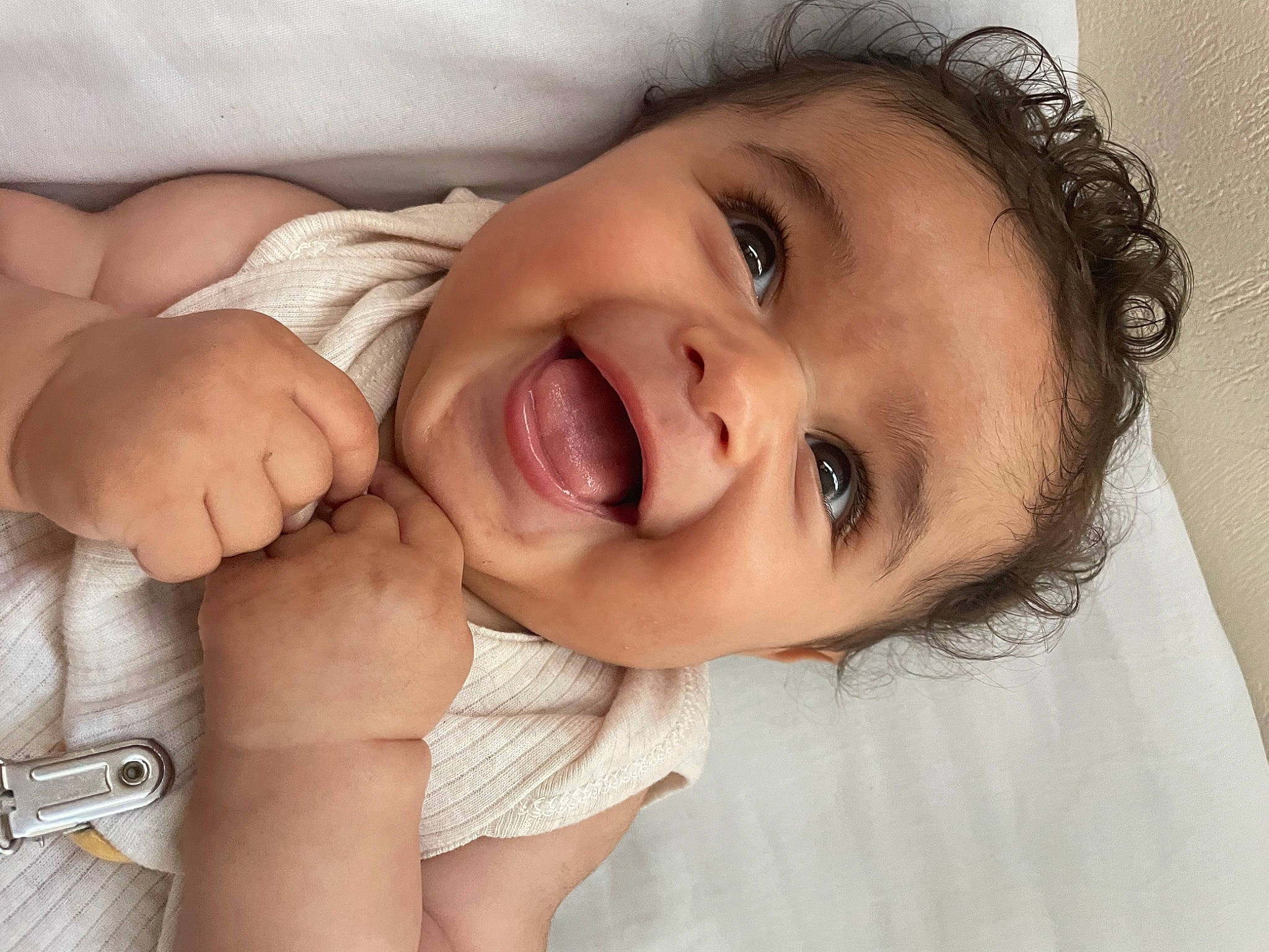 Maria participe au concours pour gagner de l'argent avec cette photo : arm, cheek, chin, comfort, eyebrow, eyelash, facial_expression, flash_photography, happy, iris, jaw, lip, mouth, muscle, neck, nose, organ, person, skin, smile