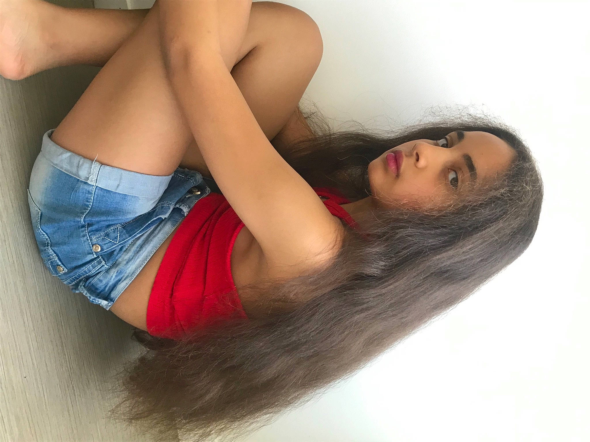 Anais a rejoint le concours — aidez-le/la à gagner de superbes lots ! beauty, denim, elbow, eyelash, flash_photography, human_leg, jean_short, joint, knee, lip, long_hair, model, muscle, organ, person, photography, shoulder, skin, thigh, waist