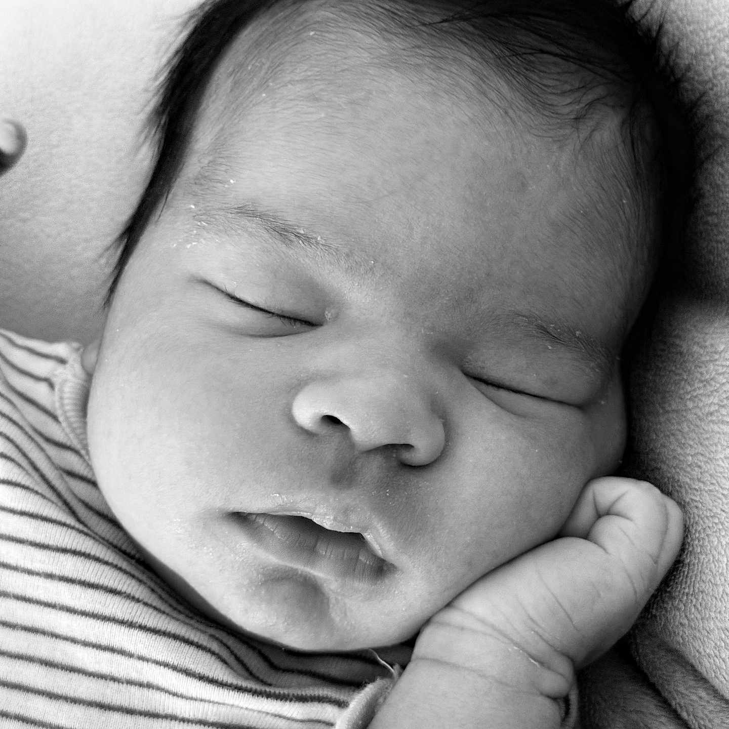Noah participe au concours pour gagner de l'argent avec cette photo : baby, newborn, sleeping, face, hand, striped_clothing, blanket, portrait, monochrome, closeup, peaceful, infant, soft_texture, cute, resting, human, skin, young_child, head, cozy