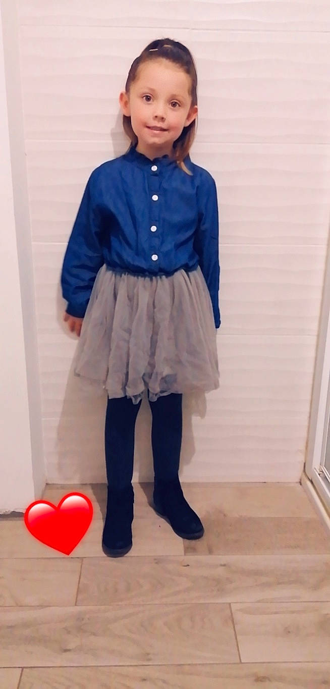 Layana participe au concours pour gagner de l'argent avec cette photo : baby_toddler_clothing, balloon, blazer, blue, collar, denim, dress_shirt, electric_blue, fashion_design, human_body, joy, knee, leg, person, red, sleeve, street_fashion, t_shirt, thigh, toddler