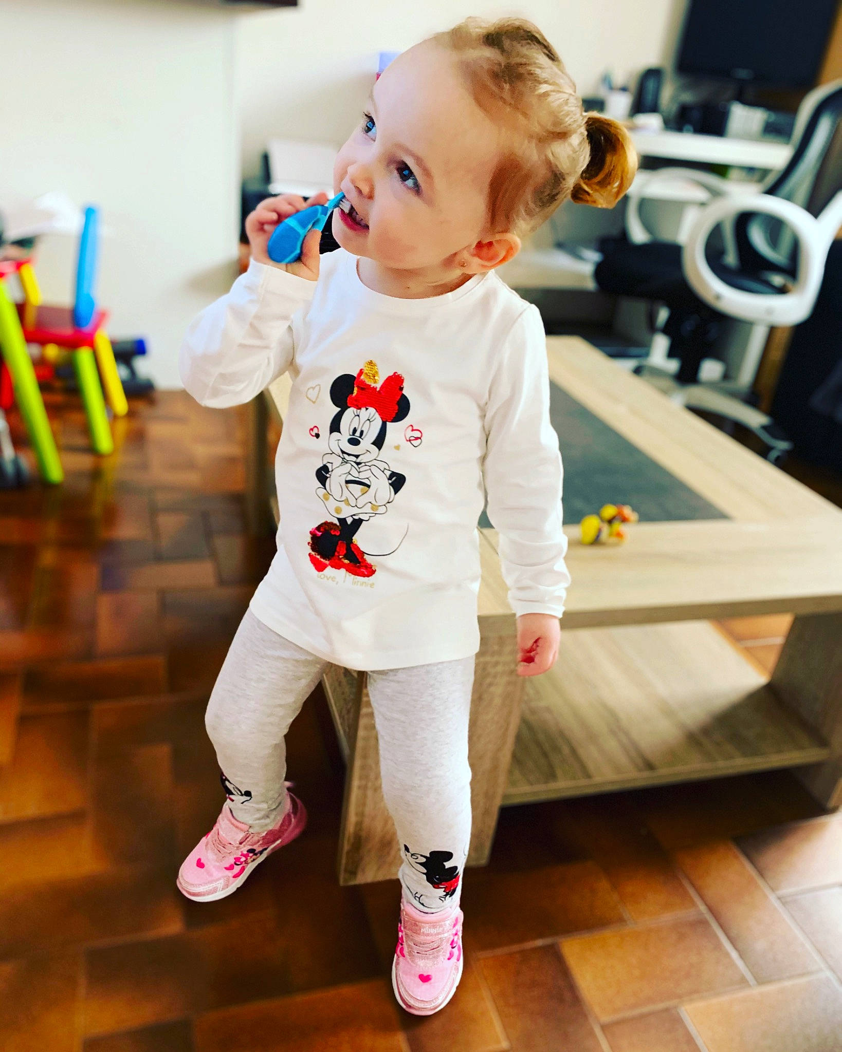 Lya participe au concours pour gagner de l'argent avec cette photo : active_pants, baby, baby_toddler_clothing, child, floor, flooring, happy, joint, person, photograph, skin, sleeve, smile, snapshot, sneakers, sock, sportswear, standing, t_shirt, toddler