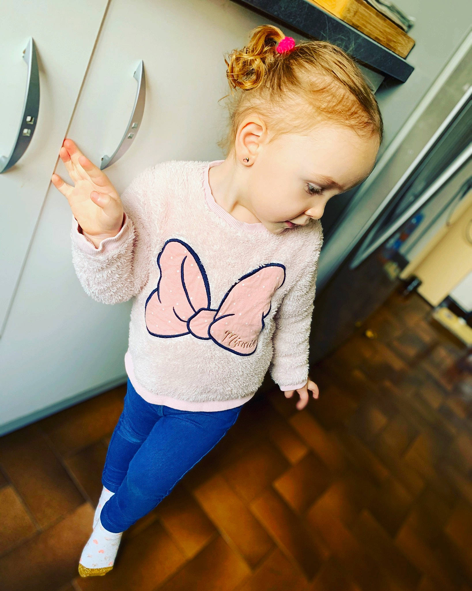 Lya participe au concours pour gagner de l'argent avec cette photo : arm, baby, baby_toddler_clothing, cutlery, elbow, eyewear, flooring, happy, hardwood, human_leg, joint, kitchen_utensil, knee, person, sleeve, sock, t_shirt, tableware, thigh, toddler