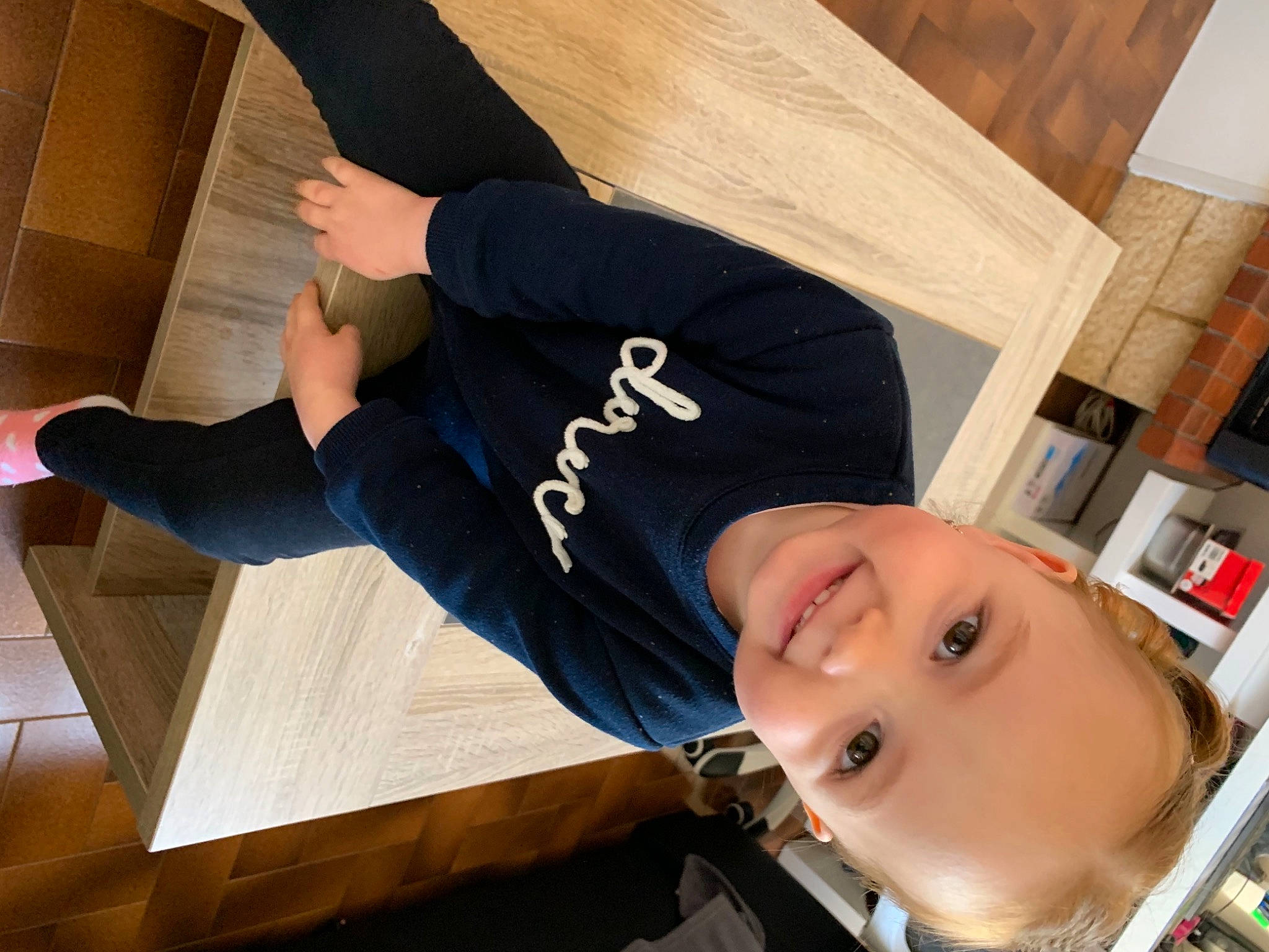 Lya participe au concours pour gagner de l'argent avec cette photo : child, elbow, eyewear, flooring, fun, hardwood, hat, human_leg, joy, knee, leisure, person, sleeve, smile, sportswear, street_fashion, t_shirt, thigh, toddler, waist