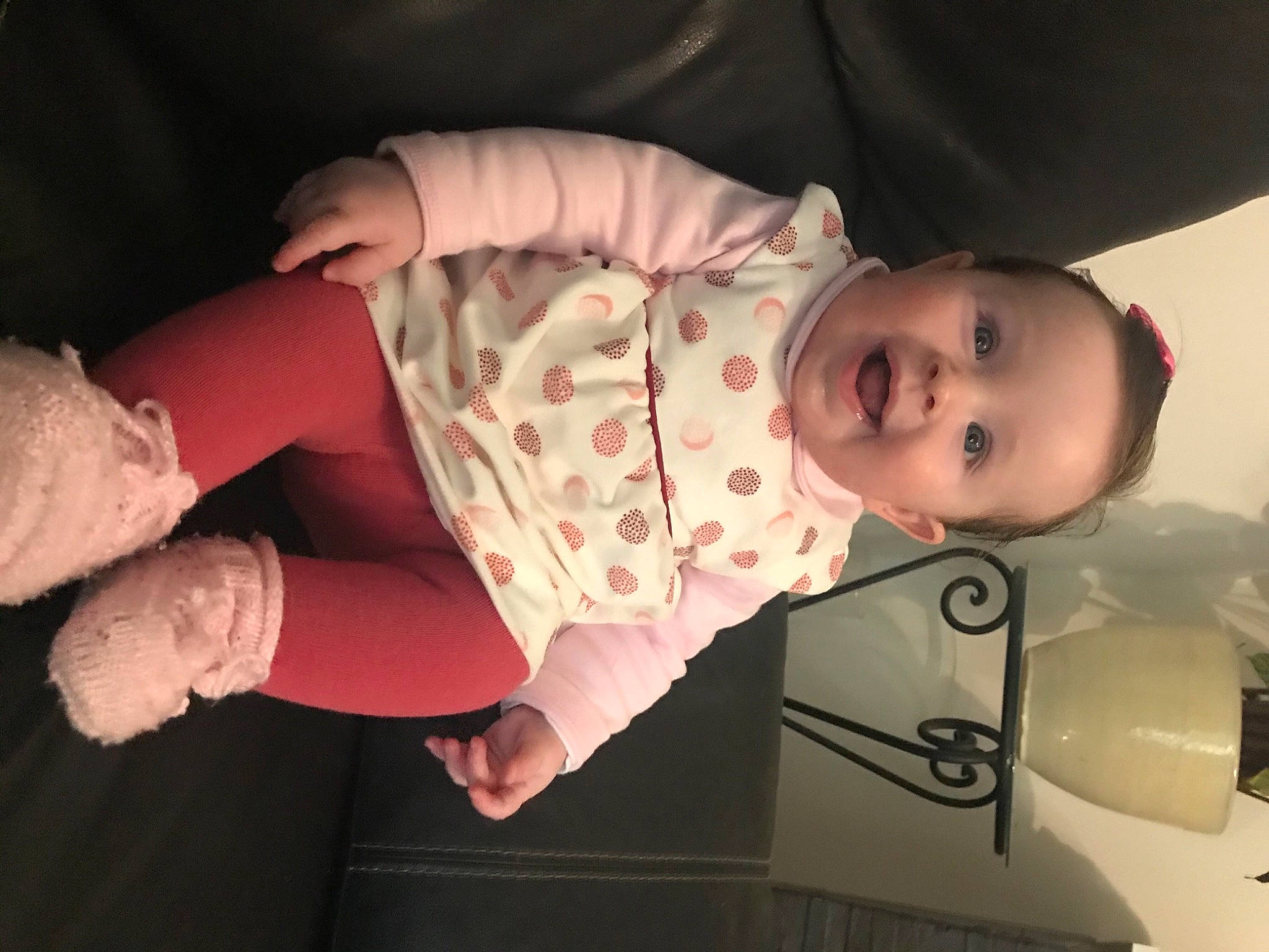 Manon participe au concours pour gagner de l'argent avec cette photo : baby, baby_toddler_clothing, cheek, child, comfort, design, finger, flash_photography, gesture, hand, lip, mouth, nose, person, pink, product, room, skin, sleeve, smile