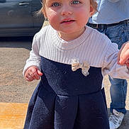 Isalya a rejoint le concours — aidez-le/la à gagner de superbes lots ! child, toddler, dress, beret, bow, outdoor, sunny, person, face, blue_eyes, cute, fashion, clothing, smile, standing, adult, background, car, bench, casual