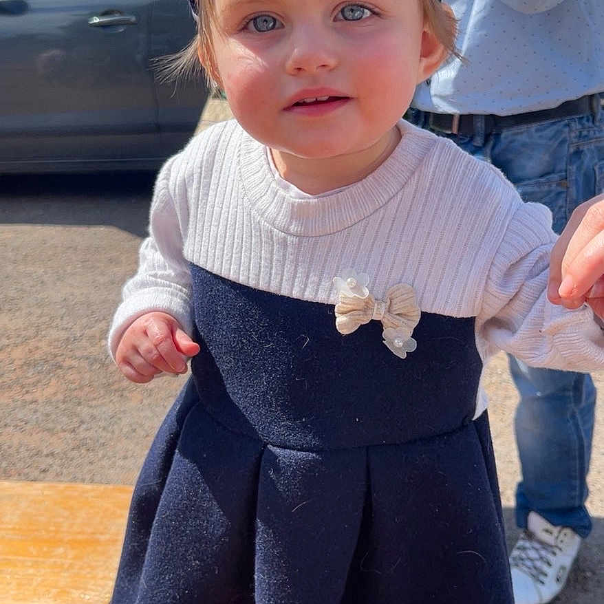 Isalya a rejoint le concours — aidez-le/la à gagner de superbes lots ! child, toddler, dress, beret, bow, outdoor, sunny, person, face, blue_eyes, cute, fashion, clothing, smile, standing, adult, background, car, bench, casual