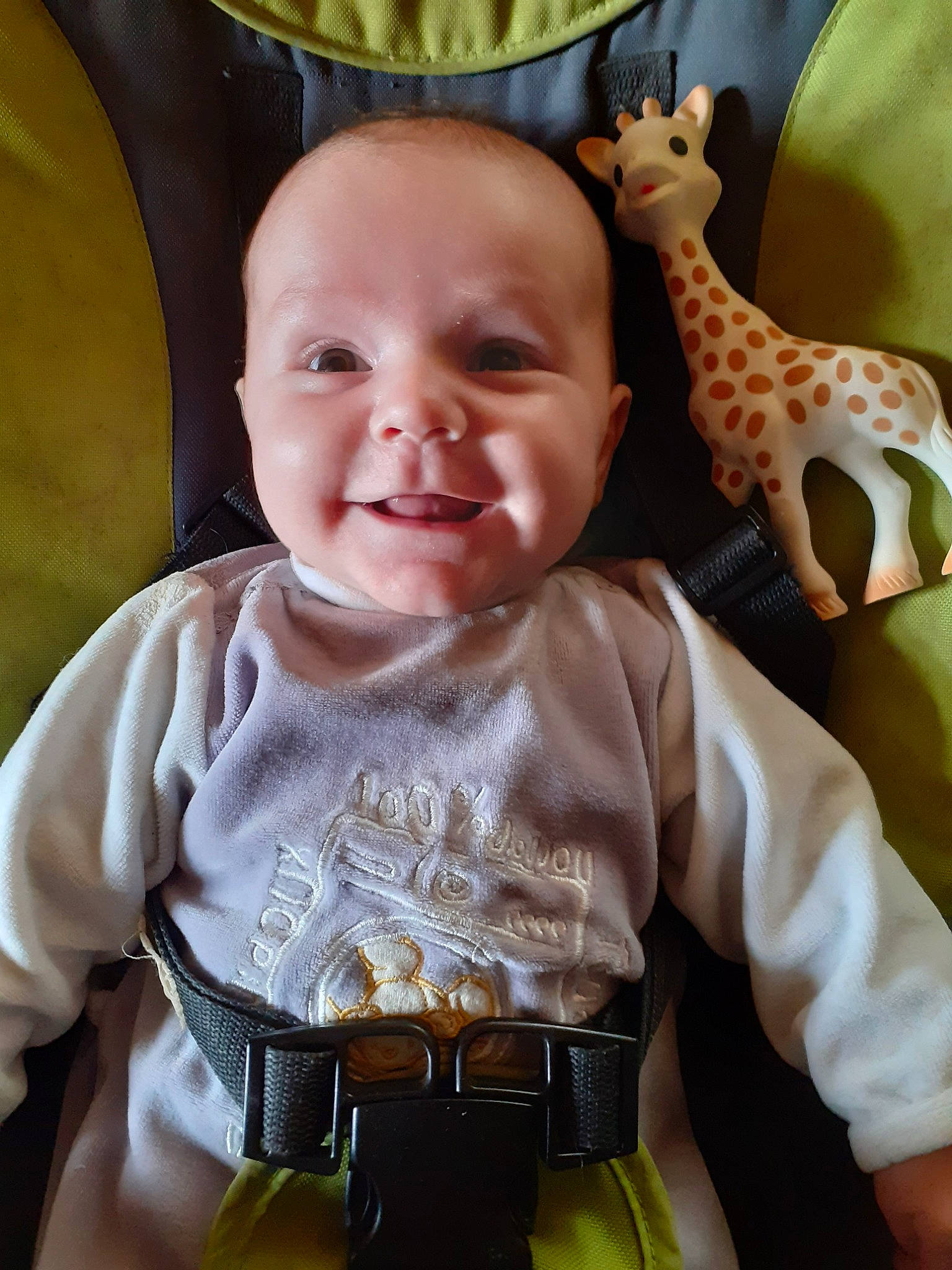 Jules participe au concours pour gagner de l'argent avec cette photo : baby, baby_products, cheek, child, eye, fawn, giraffe, giraffidae, head, joy, person, product, skin, smile, toddler, yellow