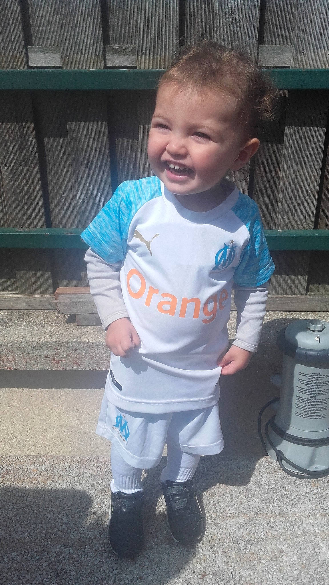 Laurenzo a rejoint le concours — aidez-le/la à gagner de superbes lots ! baby, baby_toddler_clothing, child, cool, outerwear, person, sleeve, smile, standing, t_shirt, toddler