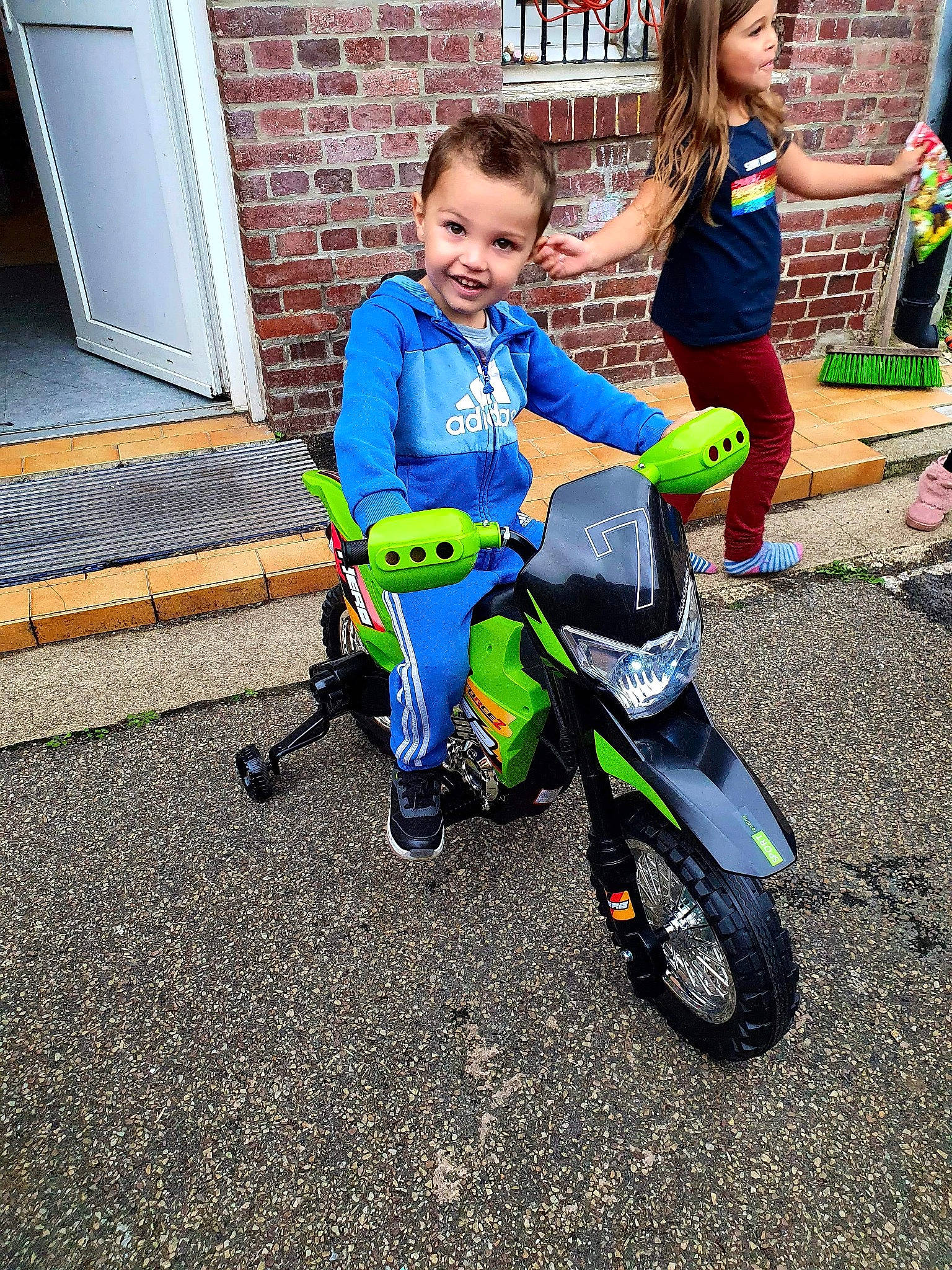 Laurenzo participe au concours pour gagner de l'argent avec cette photo : bicycle, child, joy, person, personal_protective_equipment, plant, play, product, recreation, toddler, vacation, vehicle, wheel