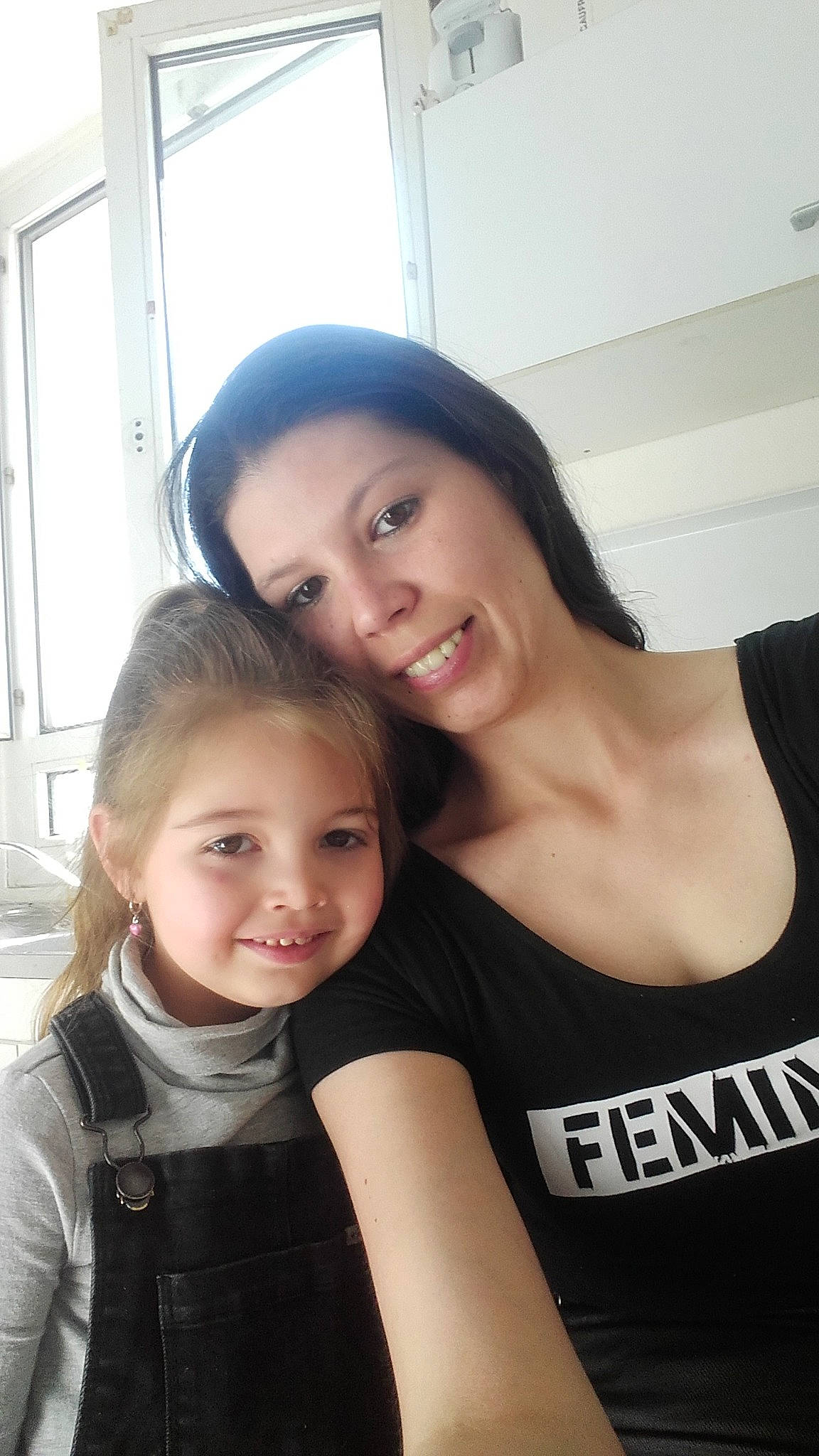 Eliana a rejoint le concours — aidez-le/la à gagner de superbes lots ! baby, black_hair, child, daughter, face, joy, mother, person, photography, selfie, sibling, skin, smile, t_shirt, toddler, vacation