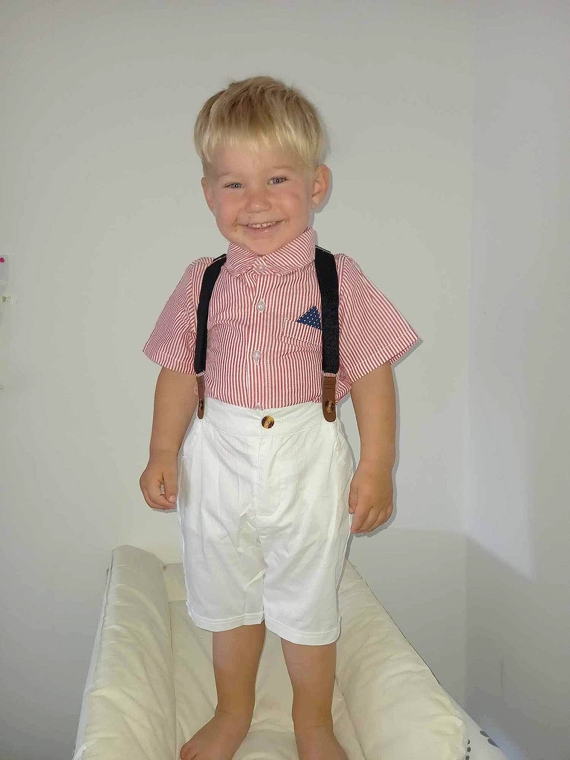 Tym participe au concours pour gagner de l'argent avec cette photo : arm, baby_toddler_clothing, collar, comfort, dress_shirt, face, finger, gesture, human_leg, joint, joy, knee, leg, neck, person, shoulder, sleeve, smile, t_shirt, textile