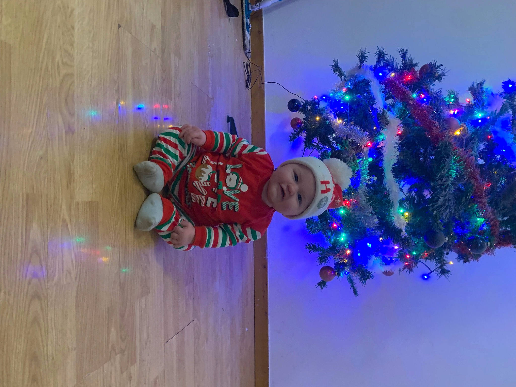 Kenzo participe au concours pour gagner de l'argent avec cette photo : christmas, christmas_decoration, christmas_eve, christmas_ornament, christmas_tree, electric_blue, event, evergreen, fun, headwear, holiday, holiday_ornament, magenta, ornament, person, plant, purple, toddler, tree, window