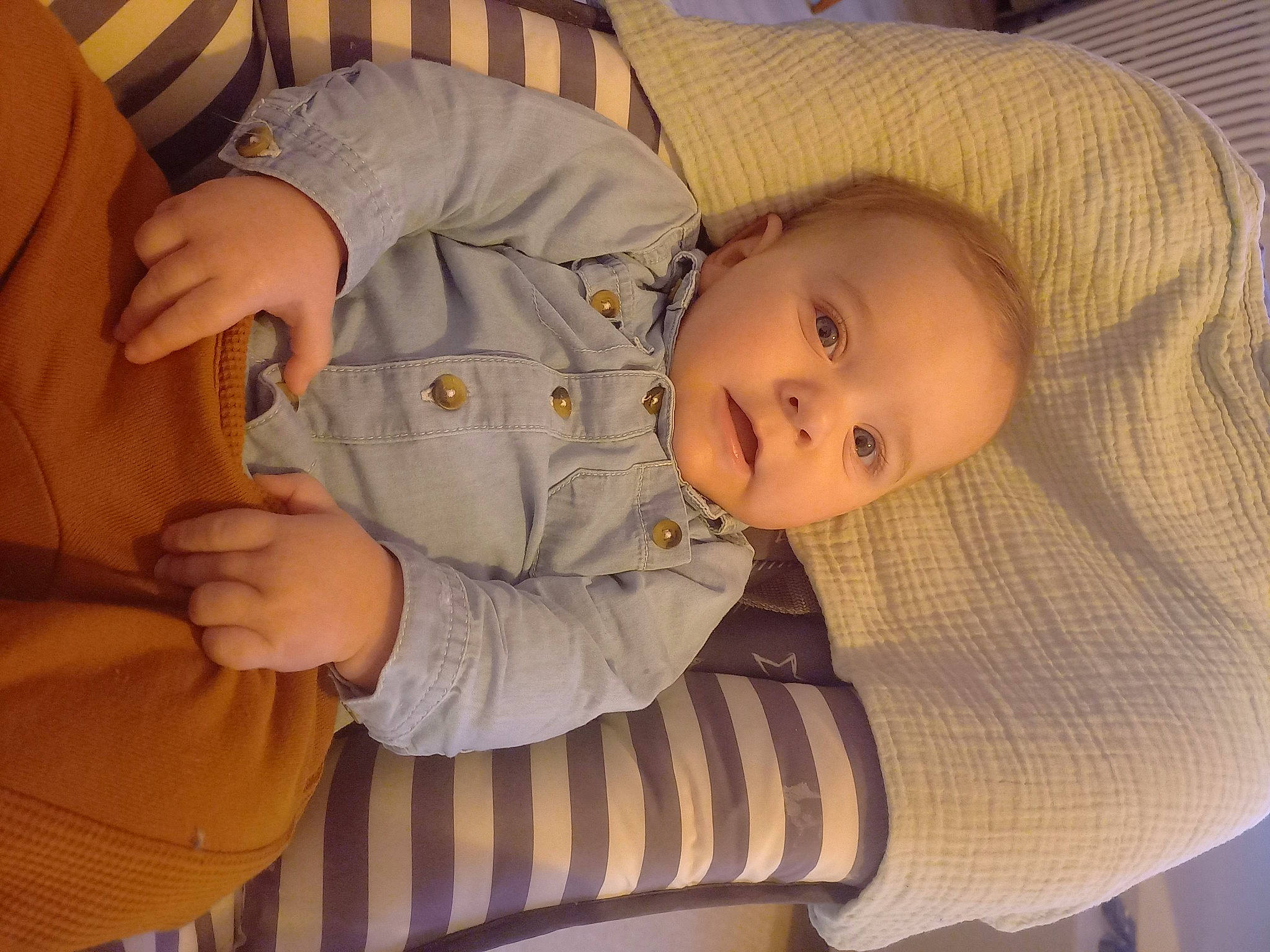 Gaston a rejoint le concours — aidez-le/la à gagner de superbes lots ! baby, baby_products, baby_toddler_clothing, cheek, child, comfort, eye, gesture, iris, lap, mouth, nose, person, room, sitting, skin, sleeve, thumb, toddler, tree