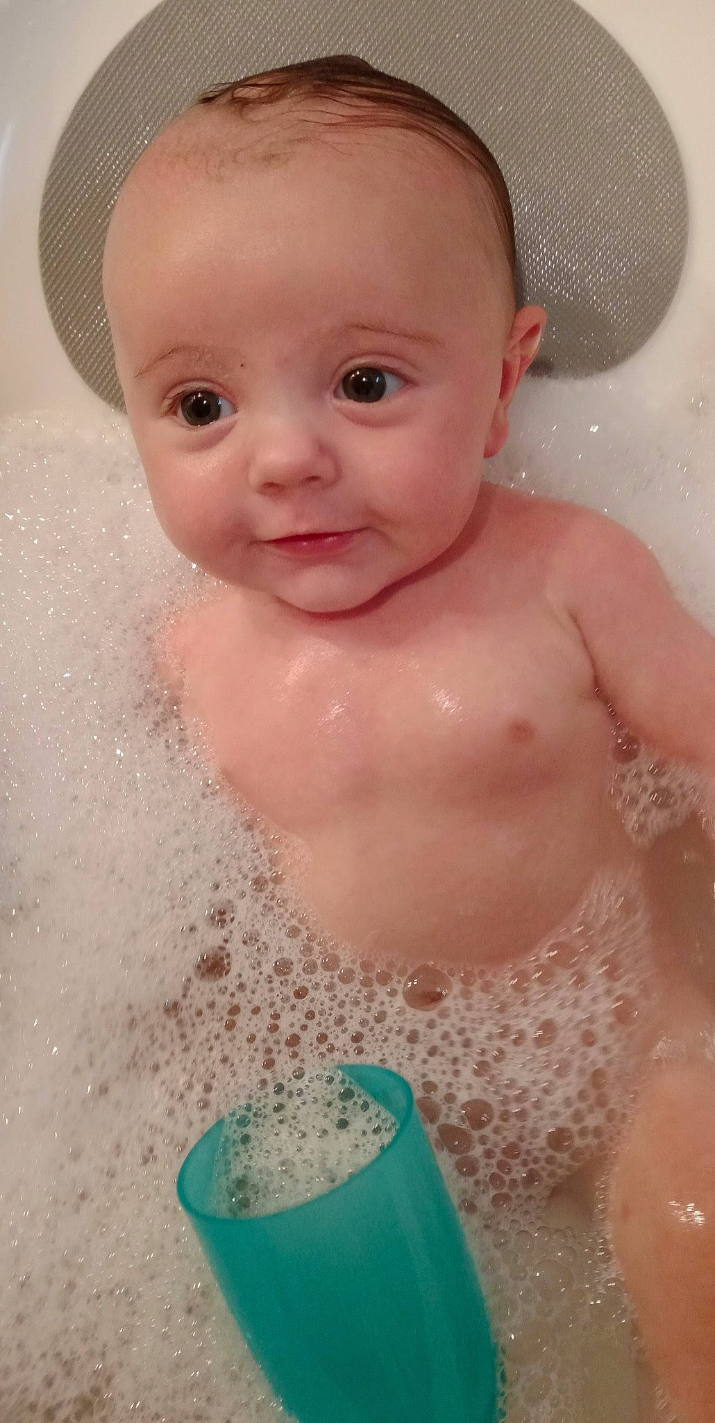 Maël a rejoint le concours — aidez-le/la à gagner de superbes lots ! baby, baby_bathing, barechested, bathing, bathroom, bathtub, cheek, chest, child, chin, eyebrow, fluid, iris, liquid, muscle, organ, person, plumbing, skin, toddler