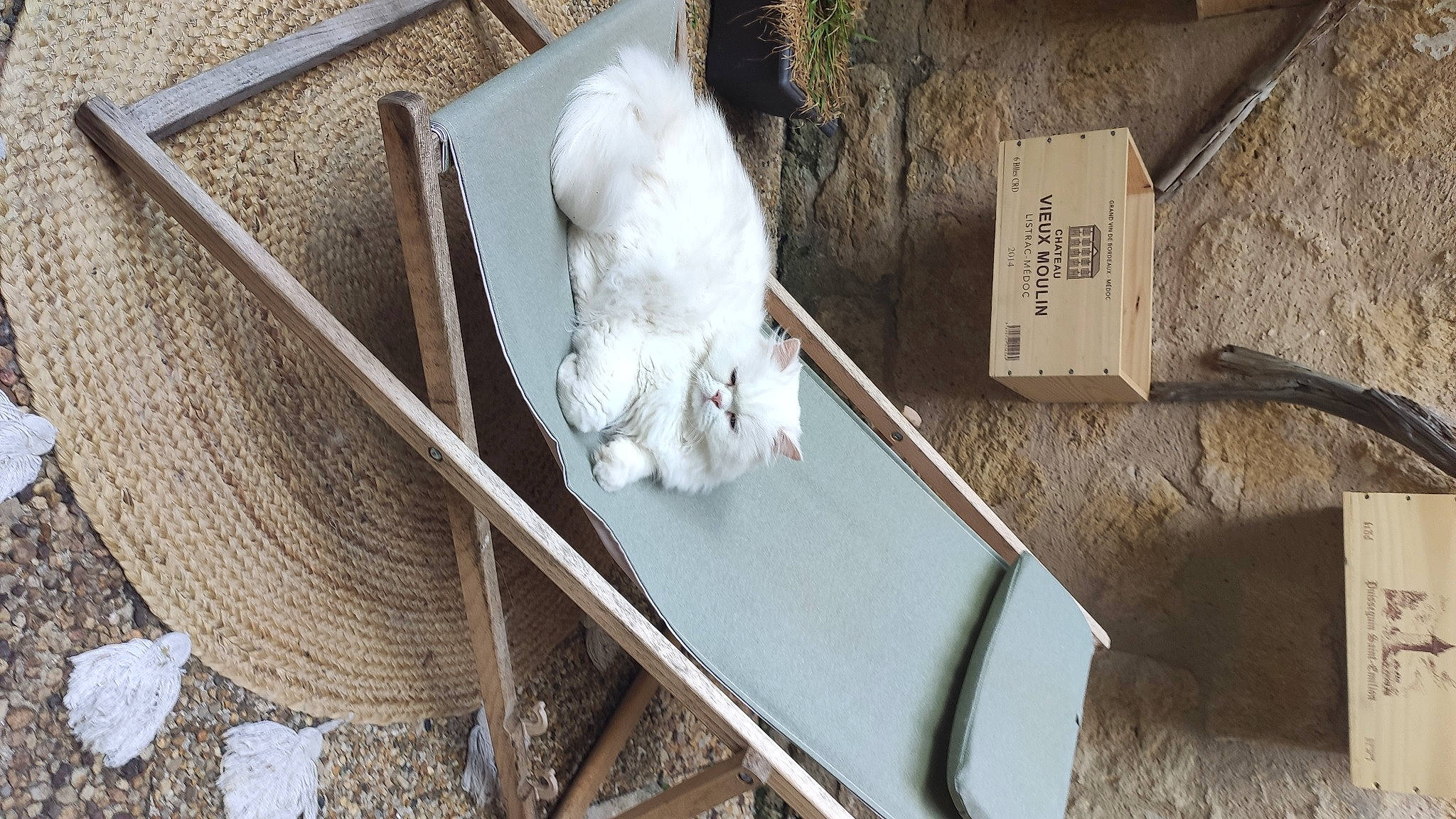 Chihiro participe au concours pour gagner de l'argent avec cette photo : cement, composite_material, concrete, freezing, fur, handrail, hardwood, metal, natural_material, outdoor_furniture, pattern, plaster, plywood, room, soil, winter, wood, wool