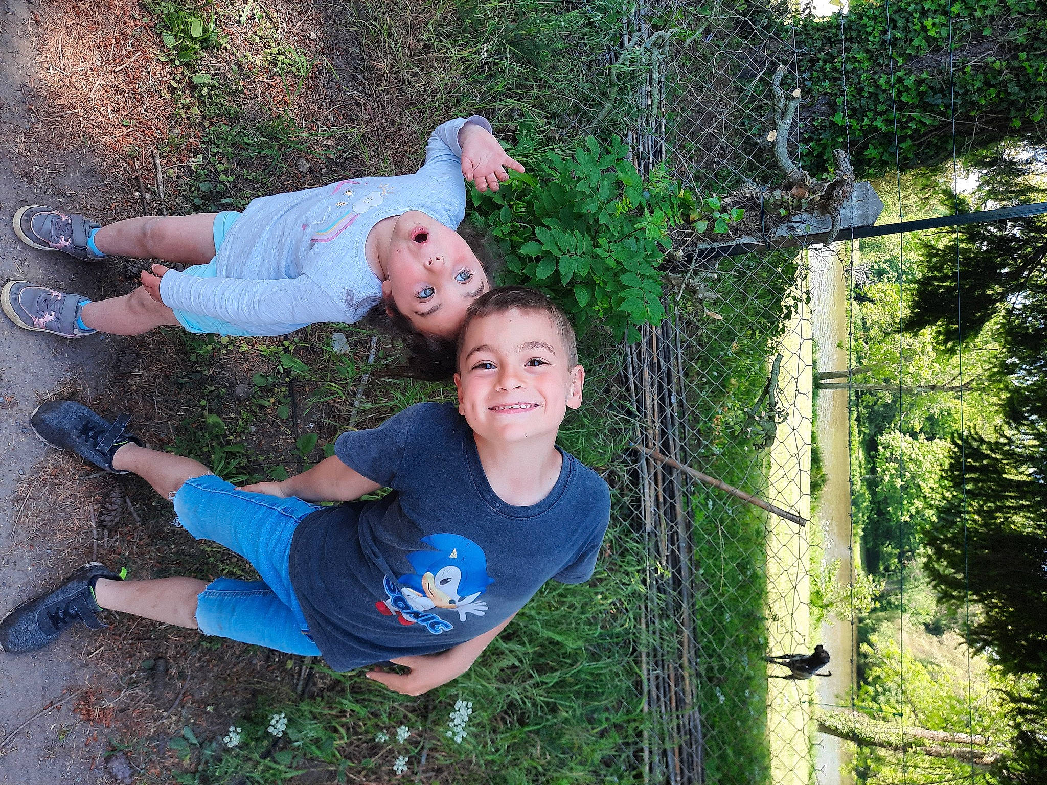 Inaya a rejoint le concours — aidez-le/la à gagner de superbes lots ! child, fence, flip_flops, fun, grass, happy, joy, leisure, mesh, people_in_nature, person, play, recreation, sandal, shoe, shorts, smile, sneakers, surprise, t_shirt