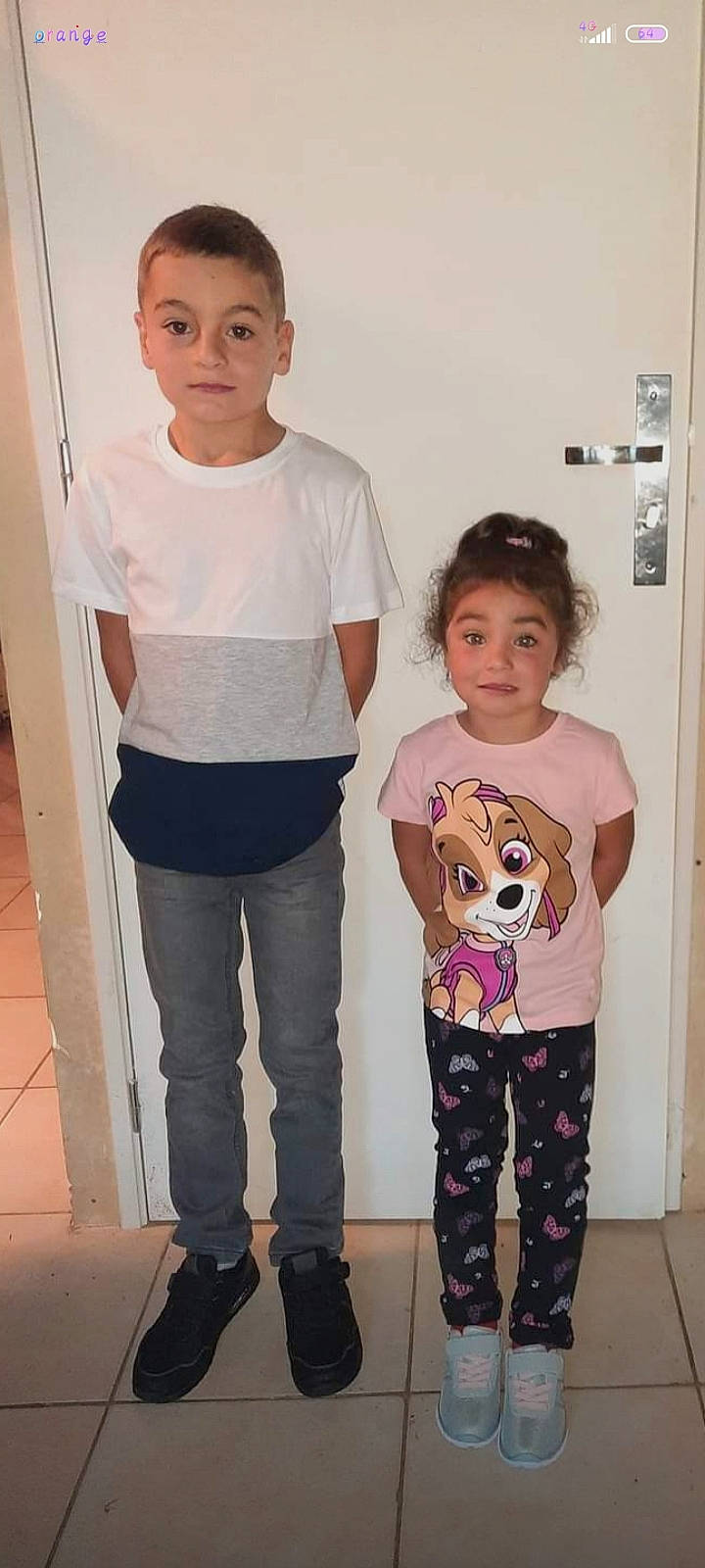 Inaya a rejoint le concours — aidez-le/la à gagner de superbes lots ! black, clothing, cool, face, gesture, hair, head, joint, leg, mammal, neck, person, pink, shoulder, sleeve, standing, t_shirt, textile, vertebrate, waist