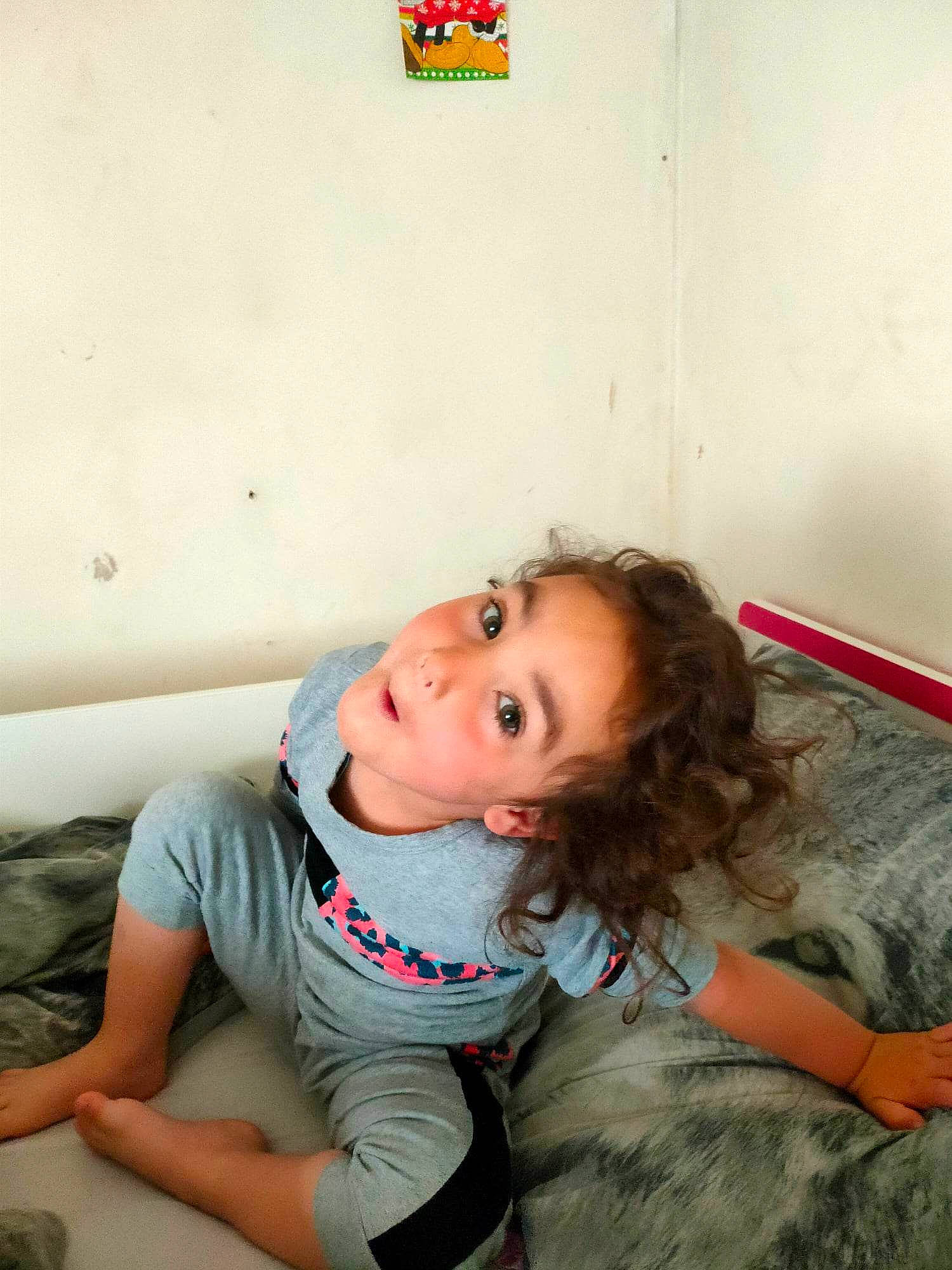 Inaya a rejoint le concours — aidez-le/la à gagner de superbes lots ! abdomen, blond, chest, child, comfort, elbow, flash_photography, flooring, fun, hairstyle, happy, human_leg, joint, knee, neck, person, room, sitting, t_shirt, thigh