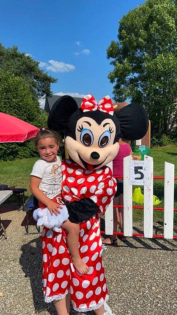 Inaya participe au concours pour gagner de l'argent avec cette photo : child, cloud, costume, event, fence, fun, grass, happy, hat, joy, leisure, person, plant, public_event, recreation, sky, smile, tent, toddler, tourism