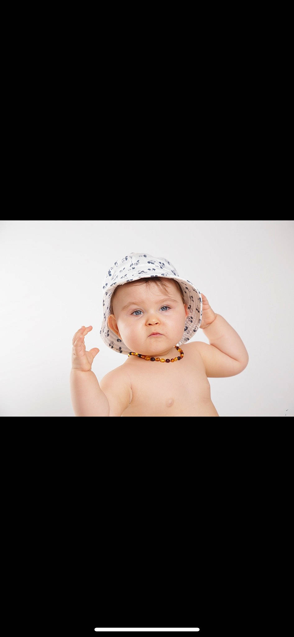 Kaïssa a rejoint le concours — aidez-le/la à gagner de superbes lots ! baby, baby_toddler_clothing, cap, cheek, ear, eye, eyelash, fashion_accessory, flash_photography, fur, gesture, hair_accessory, happy, headgear, headpiece, headwear, jewellery, lip, monochrome_photography, pattern