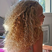 Maëli participe au concours pour gagner de l'argent avec cette photo : beard, black_hair, blond, brown_hair, event, fashion_design, fawn, fun, happy, human_leg, long_hair, neck, ringlet, selfie, street_fashion, sunglasses, surfer_hair, thigh, waist, wig