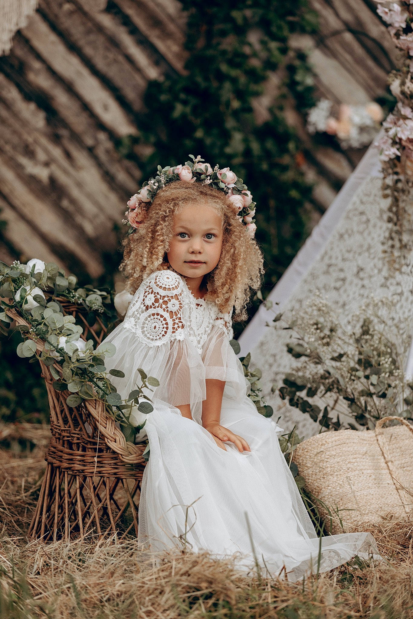 Maëli a rejoint le concours — aidez-le/la à gagner de superbes lots ! bridal_accessory, bridal_clothing, bridal_party_dress, bridal_veil, dress, flash_photography, formal_wear, gown, grass, happy, headgear, headpiece, iris, long_hair, people_in_nature, person, plant, tree, wedding_ceremony_supply, wedding_dress