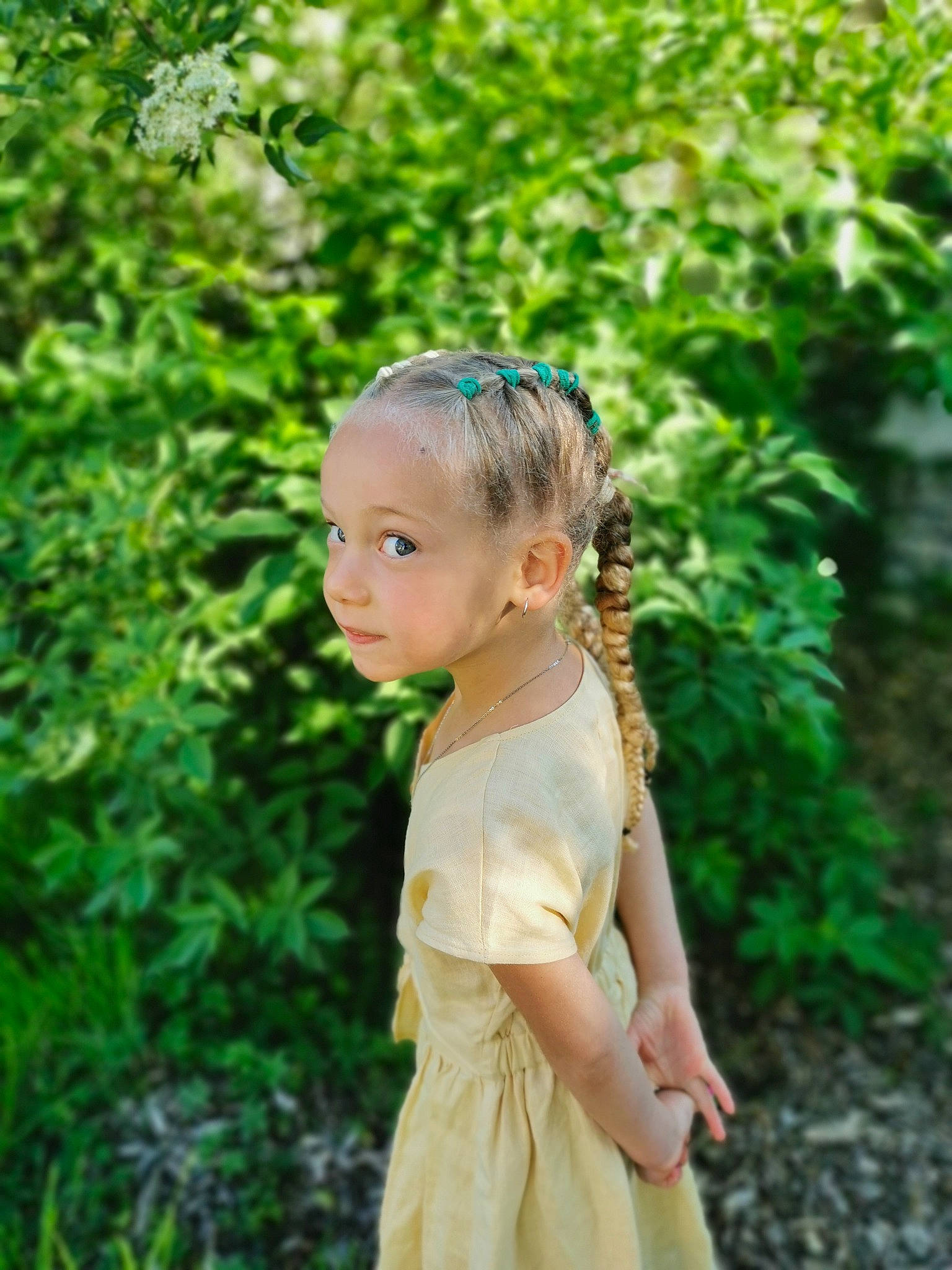 Maëli participe au concours pour gagner de l'argent avec cette photo : blond, day_dress, dress, eye, face, forest, grass, grass_family, hair, hair_accessory, hair_tie, happy, head, one_piece_garment, people_in_nature, person, plant, terrestrial_plant, toddler, wood