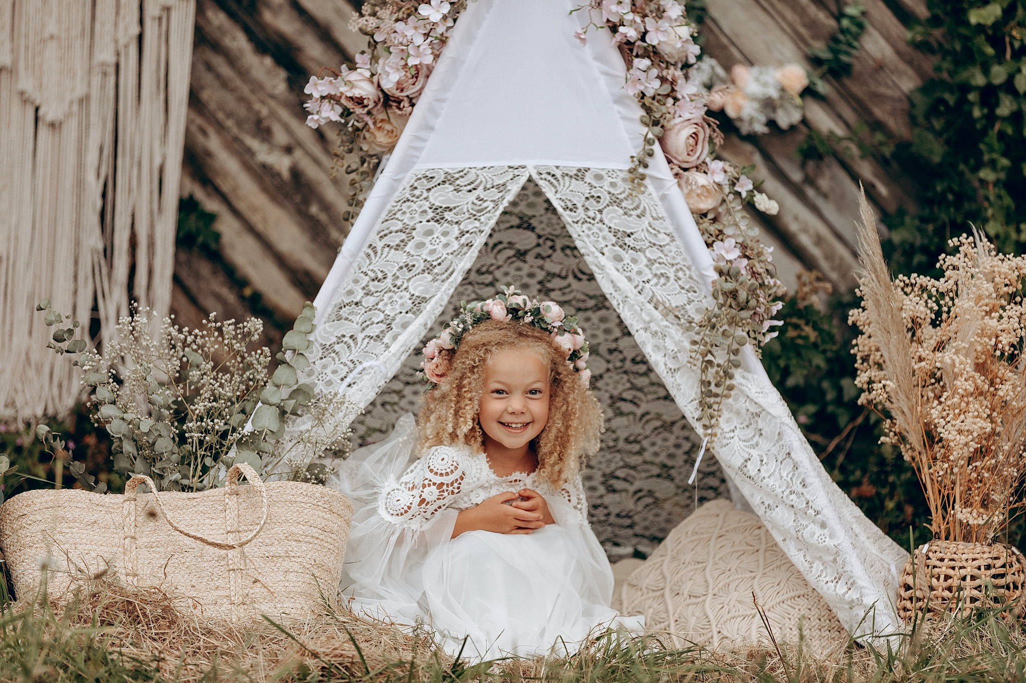 Maëli a rejoint le concours — aidez-le/la à gagner de superbes lots ! branch, bridal_clothing, bridal_veil, bride, dress, eye, fashion, flash_photography, gown, grass, hairstyle, happy, joy, nature, people_in_nature, person, plant, smile, summer, textile