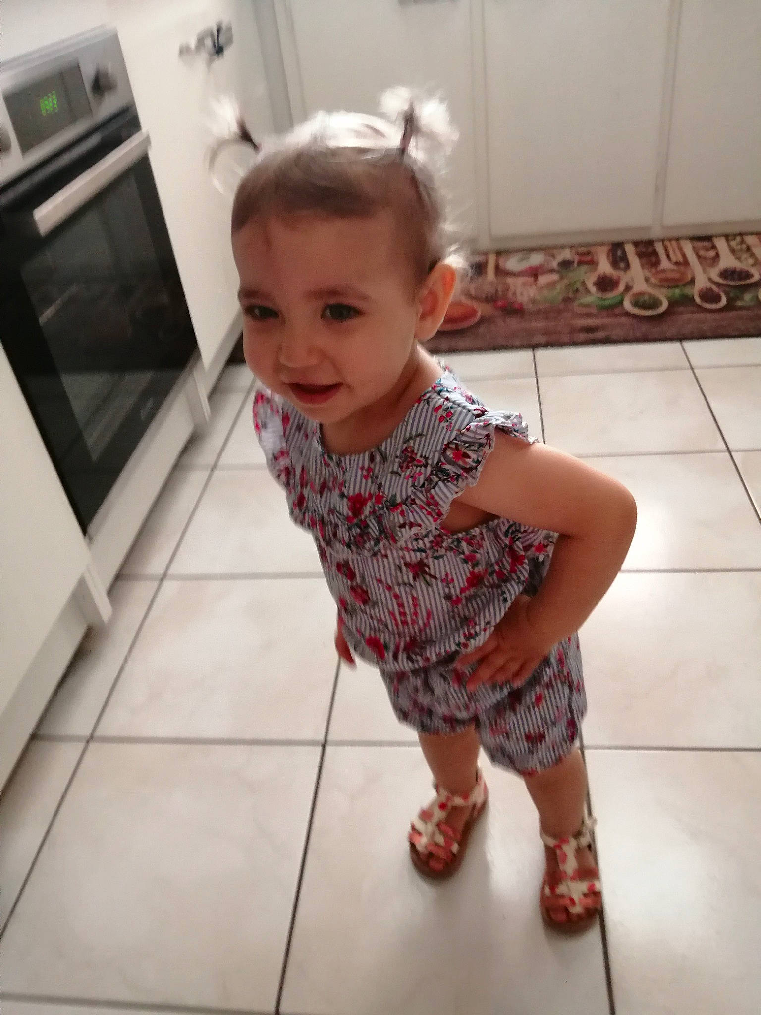 Kalya a rejoint le concours — aidez-le/la à gagner de superbes lots ! baby, baby_toddler_clothing, eye, floor, flooring, foot, gas_stove, hardwood, human_leg, joint, kitchen_appliance, knee, pattern, person, skin, sleeve, smile, standing, thigh, toddler