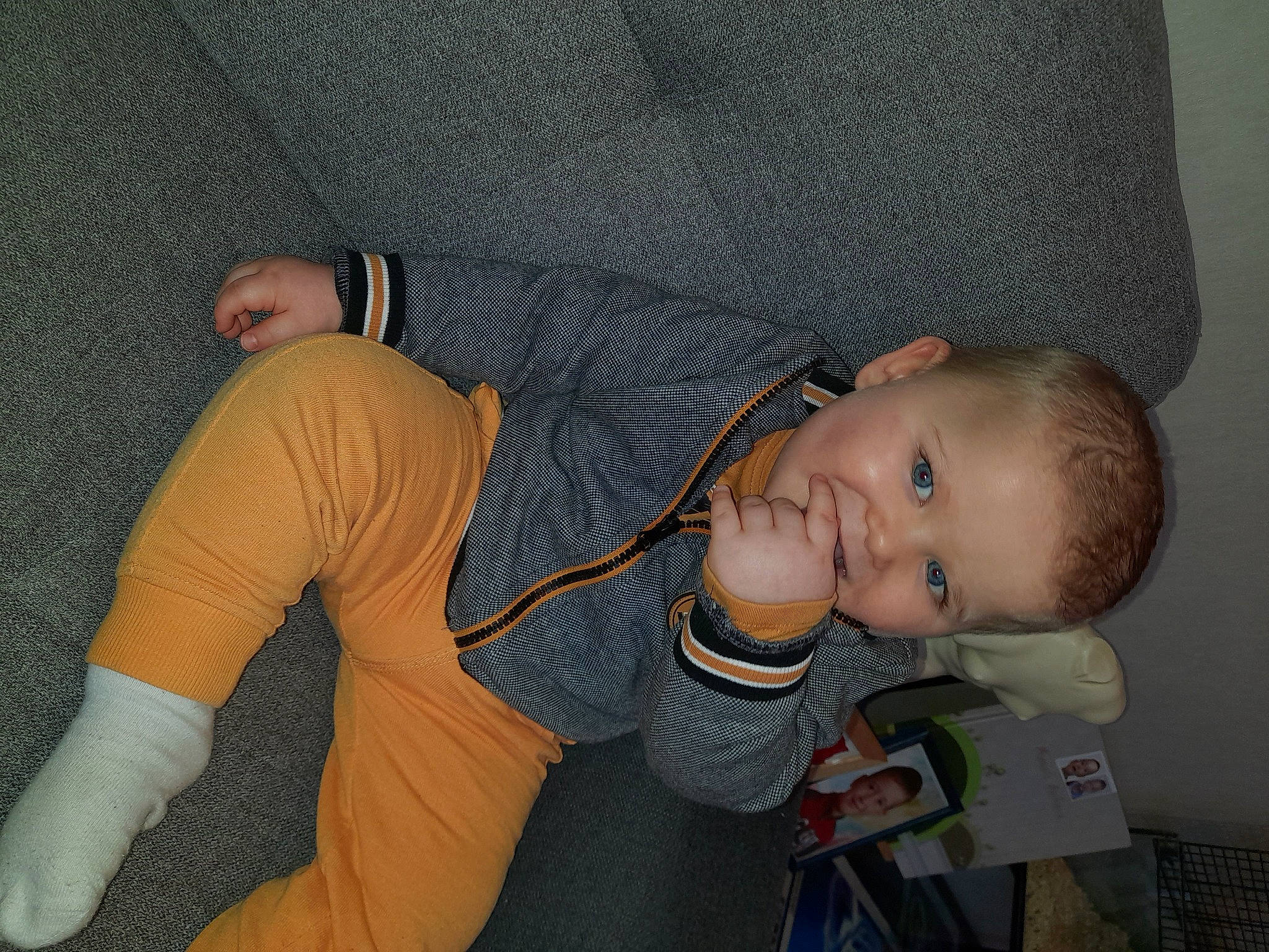 Loévan participe au concours pour gagner de l'argent avec cette photo : arm, baby, baby_products, baby_toddler_clothing, cheek, child, comfort, ear, elbow, finger, gesture, nail, pattern, person, personal_protective_equipment, sitting, sleeve, smile, thumb, toddler