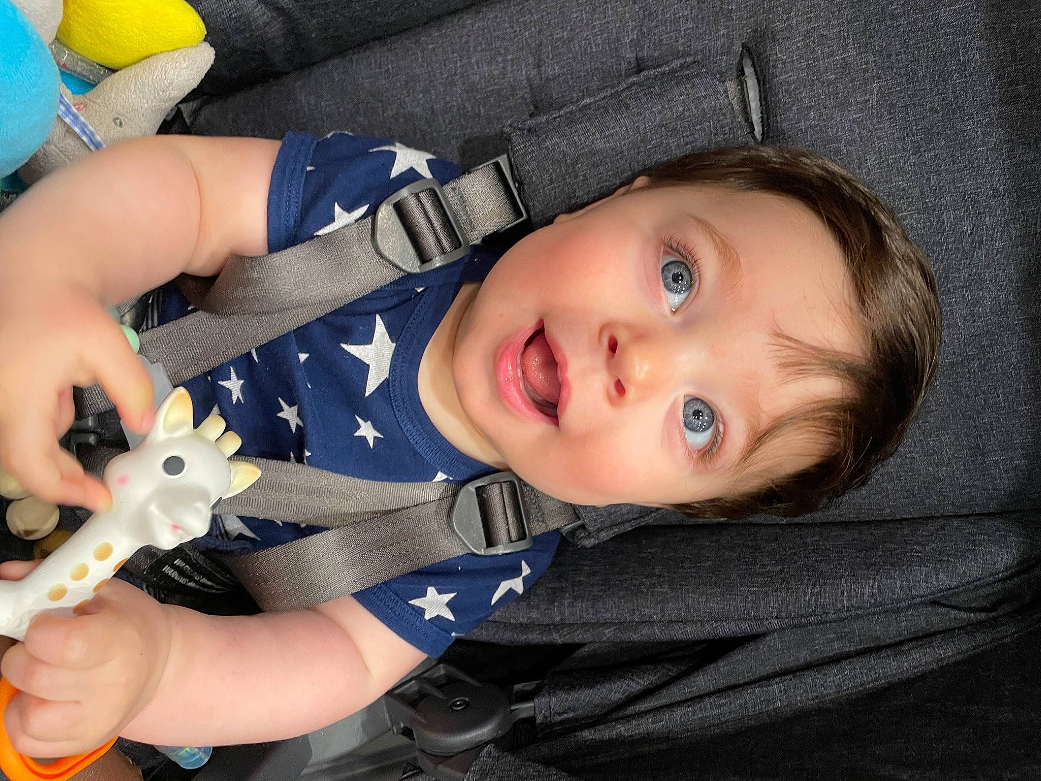 Sacha participe au concours pour gagner de l'argent avec cette photo : baby, baby_toddler_clothing, blue, cheek, child, cool, electric_blue, finger, guitar_accessory, hand, iris, musical_instrument, nail, nose, person, skin, sleeve, smile, thumb, toddler