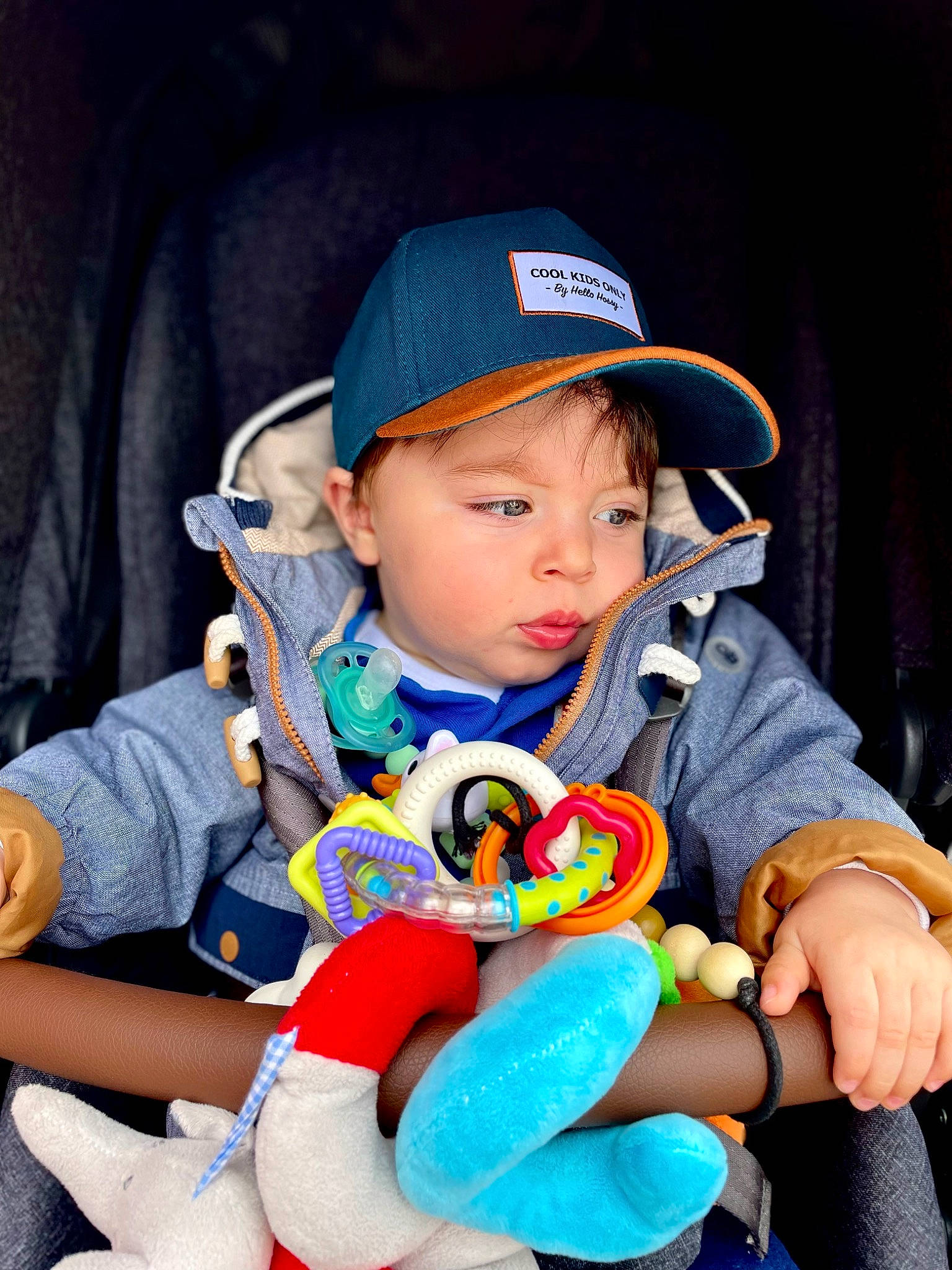 Sacha participe au concours pour gagner de l'argent avec cette photo : arm, baby, baby_toddler_clothing, baseball_cap, cap, child, cool, curtain, electric_blue, facial_expression, fun, hand, happy, hat, headwear, leisure, person, recreation, red, skin